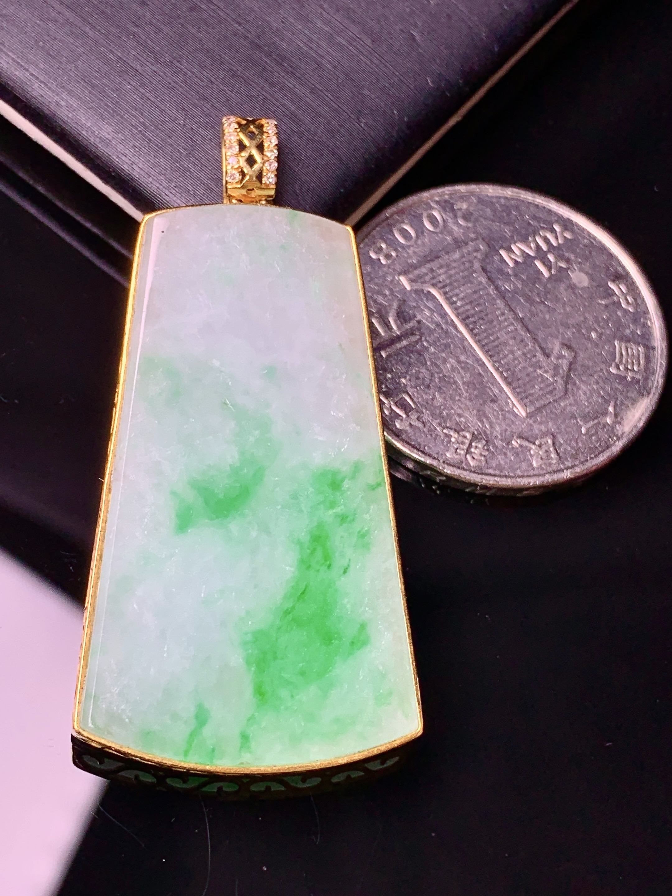 18k金钻镶嵌飘绿无事牌吊坠 玉质细腻 色泽艳丽清新 水润亮眼 整体尺寸44.2*21.8*3.6