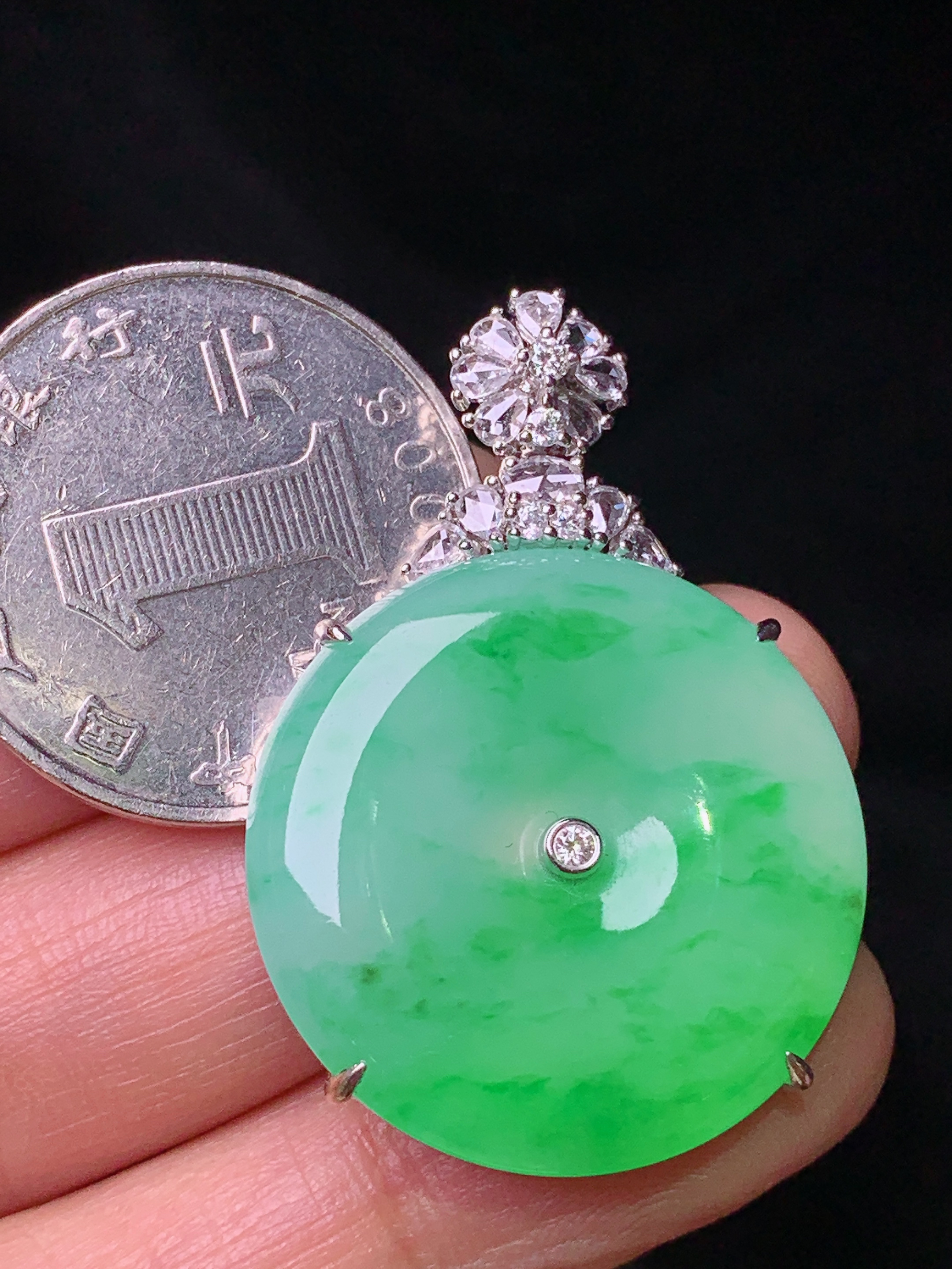 18k金钻镶嵌翠绿平安扣吊坠 玉质细腻 色泽艳丽清新 水润亮眼 整体尺寸37.8*26.2*6.5