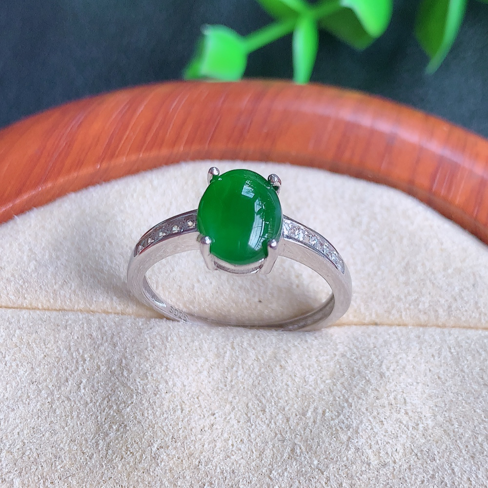 冰润满绿精美环形翡翠戒指  玉质细腻  冰清玉润  飘花灵动  颜色漂亮  W481.7 内径尺寸：18mm  裸石尺寸：9-7mm