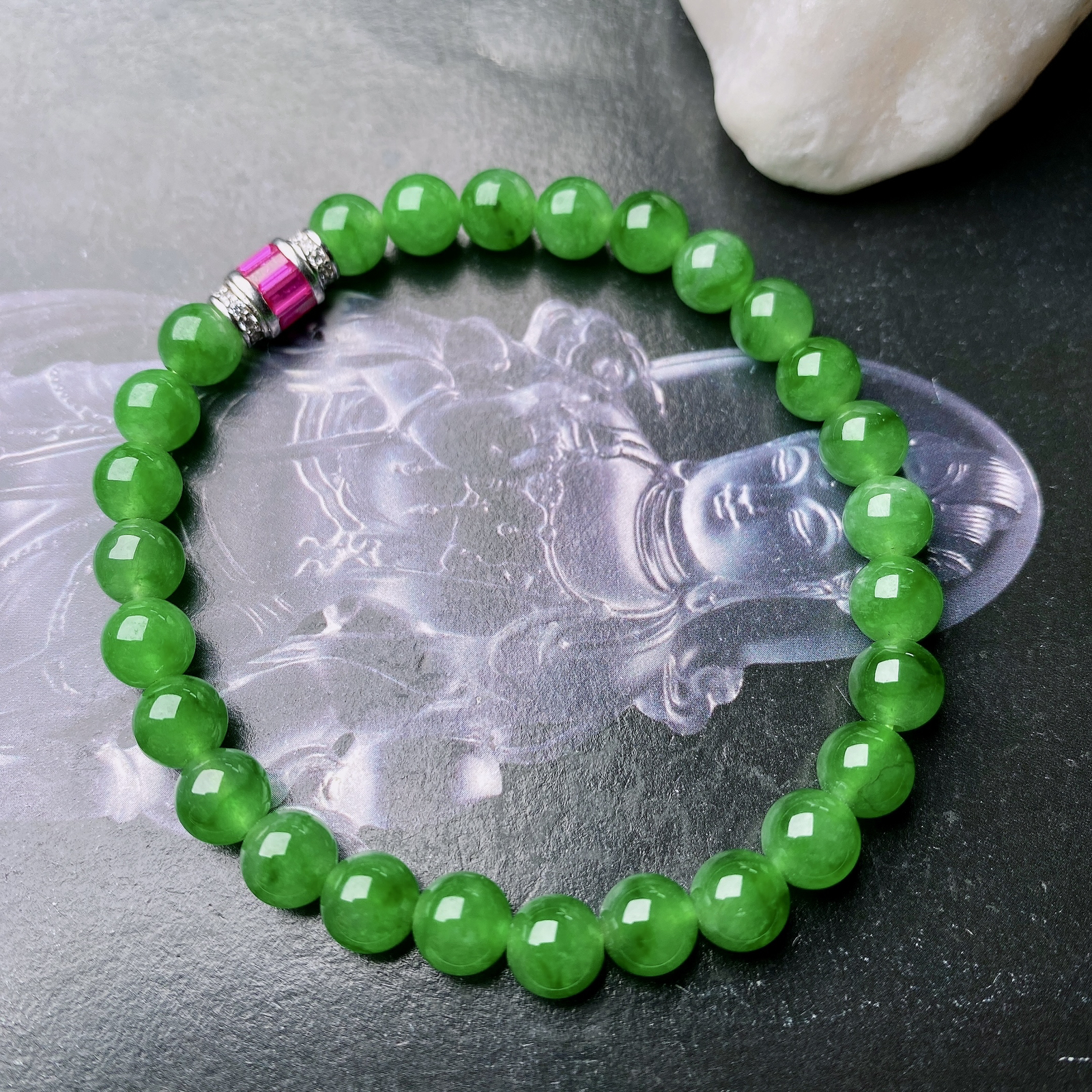 【冰种满绿圆珠手串】冰感十足，通透闪亮，颜色很艳丽，收藏品质，推荐入手。直径6.5之间