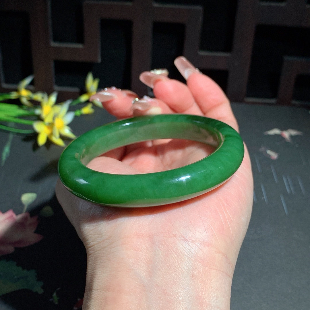 珍藏品，和田玉56.5圈口阳绿色猫眼碧玉手镯！玉质细腻油润 底色纯净 无裂无棉 脂粉好，品质高。