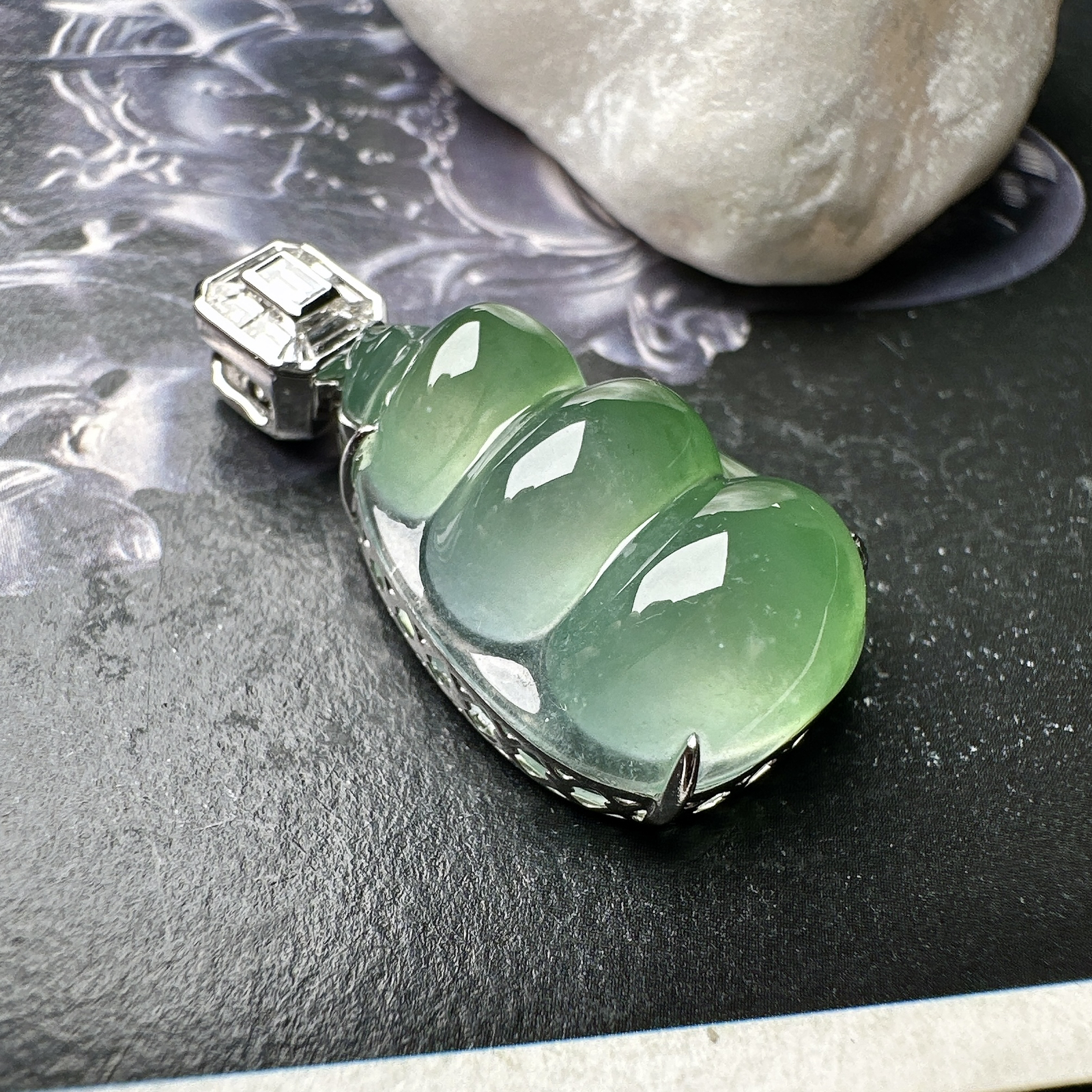 【冰种飘绿福豆吊坠】种地上乘，冰感十足，通透起光，饱满圆润，18k金钻镶嵌，裸石尺寸21.7*15.1*7.6毫米