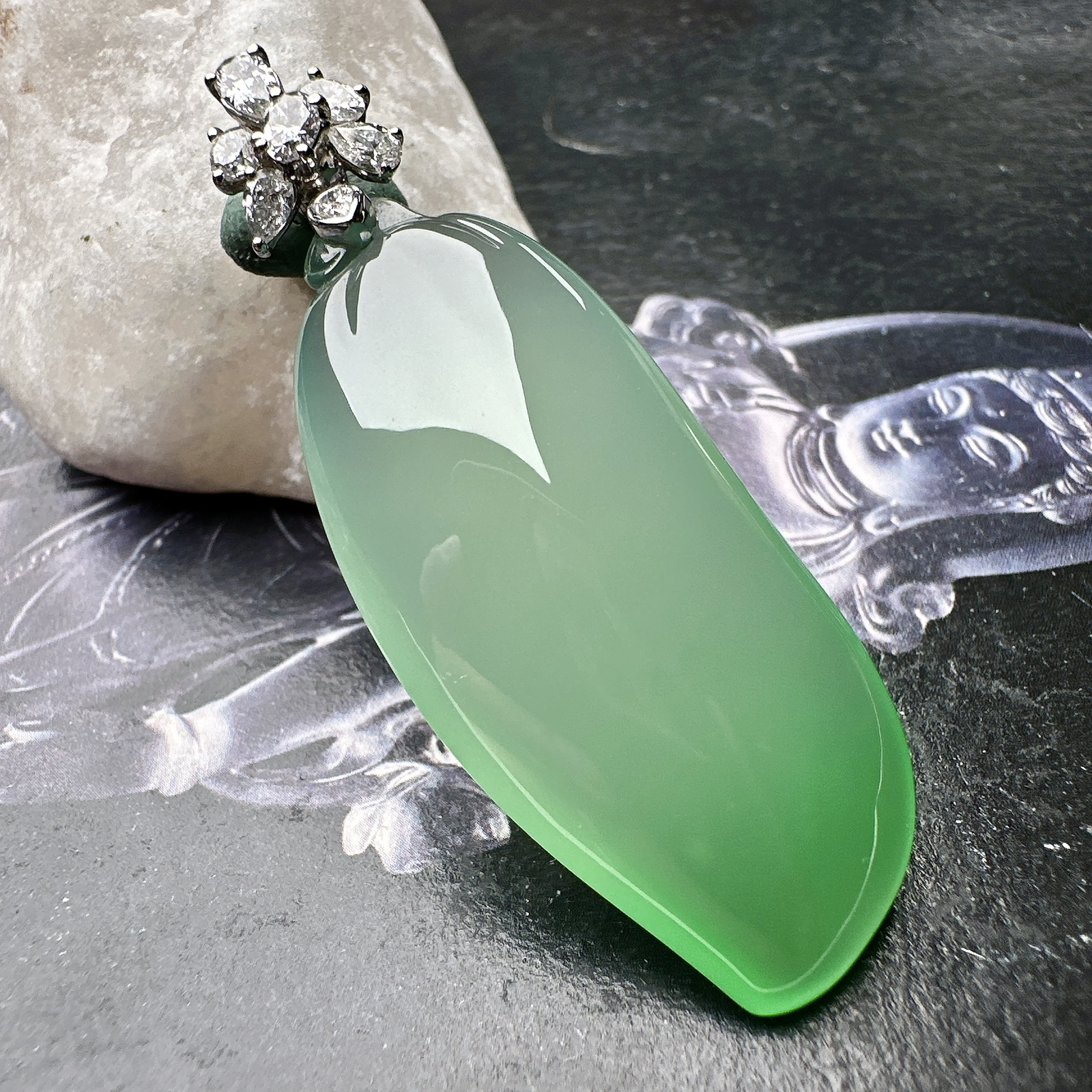 【冰种飘绿福瓜吊坠】种水上乘，晶莹剔透，纯净通透，18k金钻精美镶嵌，裸石尺寸42.8*18.7*9