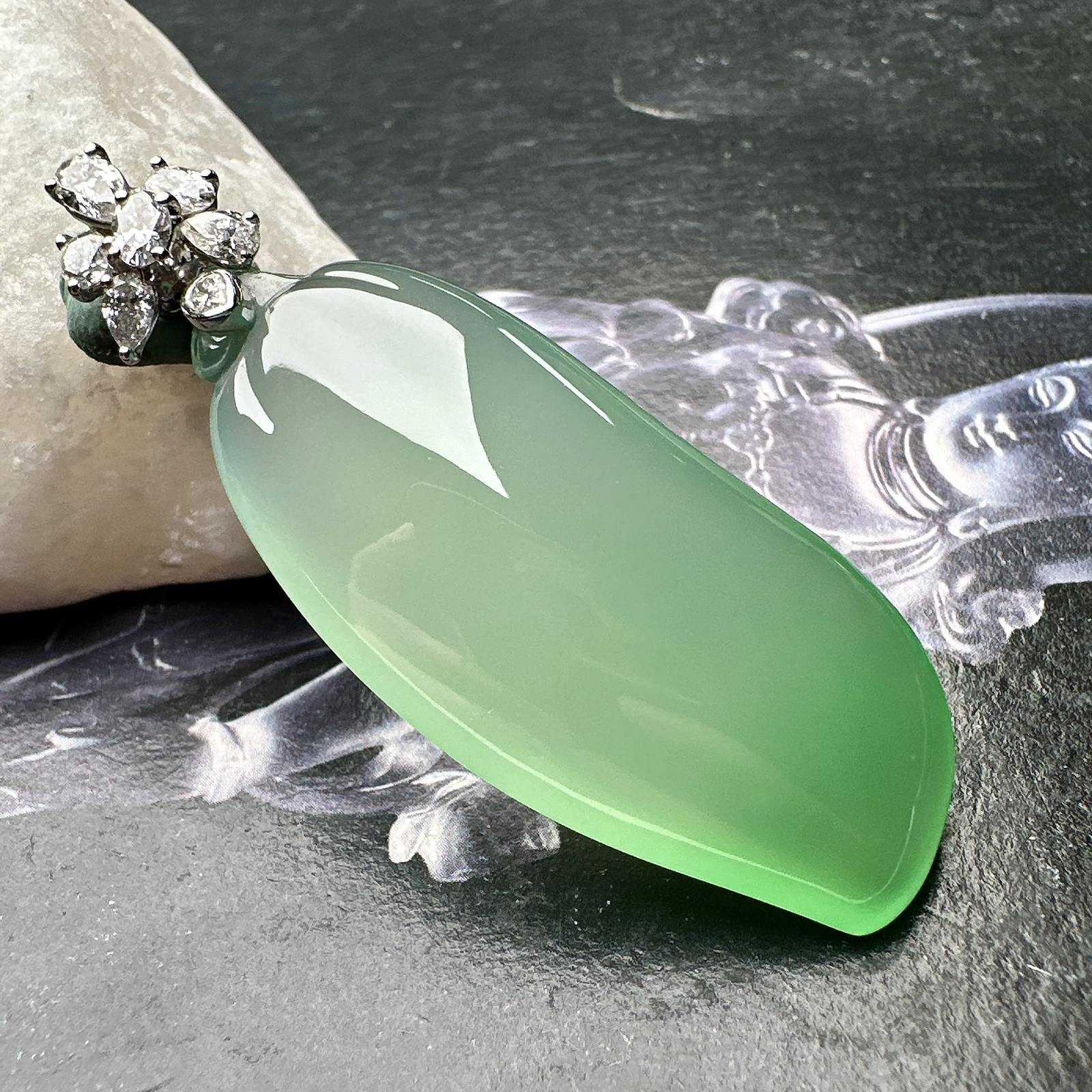 【冰种飘绿福瓜吊坠】种水上乘，晶莹剔透，纯净通透，18k金钻精美镶嵌，裸石尺寸42.8*18.7*9毫米