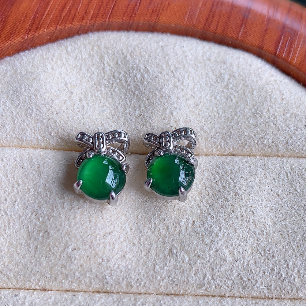 冰透满绿翡翠925银镶嵌耳钉，自然光实拍，翠色灵动，颜色漂亮，种老水足，品相佳，佩戴佳品！W481.
