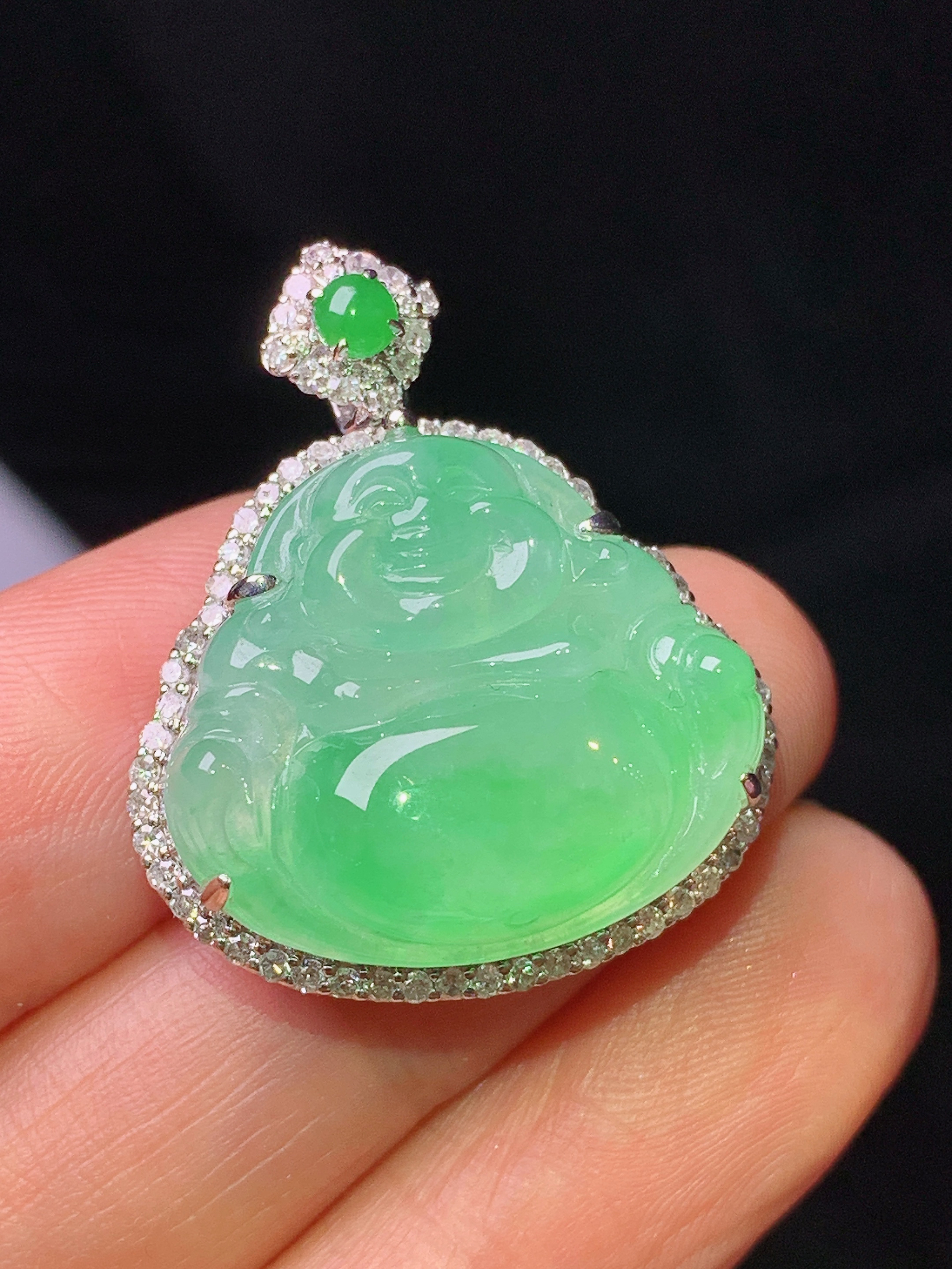 18k金钻镶嵌翠绿佛公吊坠 玉质细腻 色泽艳丽清新 水润亮眼 整体尺寸28.8*24*10.2