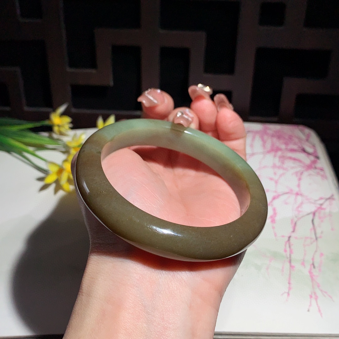 和田玉62圈口且末糖手镯！玉质细腻油润 底色纯净 无裂无黑 脂粉好，品质高。