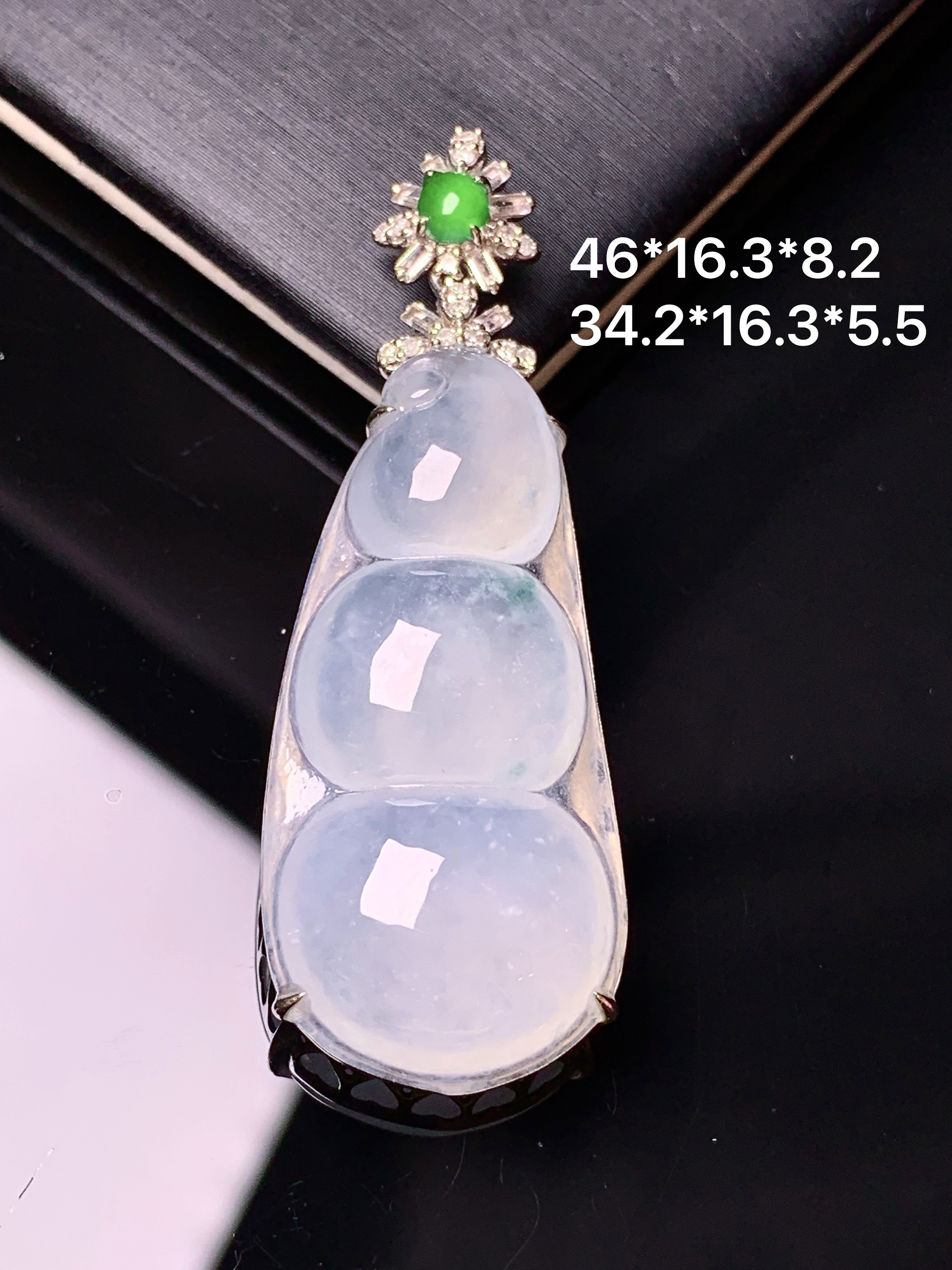 18k金钻镶嵌冰种四季豆吊坠 玉质细腻 色泽艳丽清新 水润亮眼 整体尺寸46*16.3*8.2