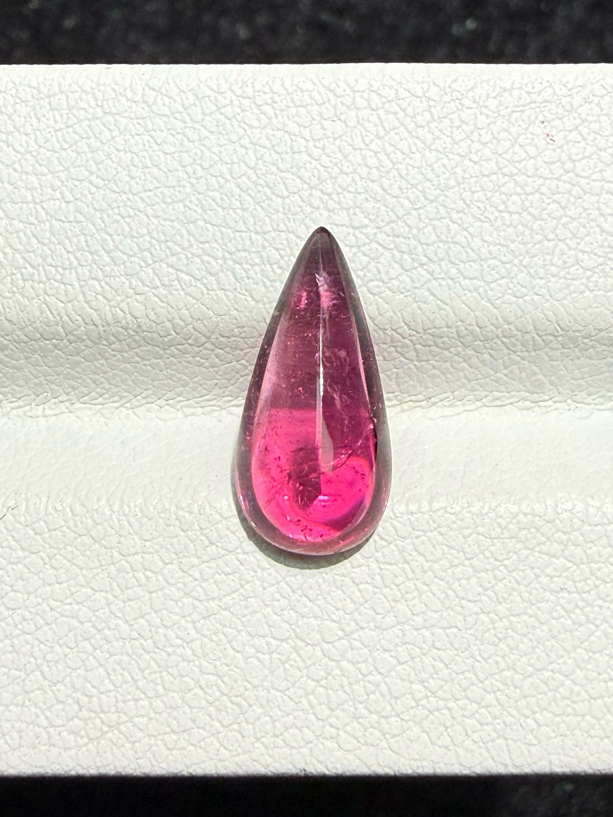 2.49ct天然卢比来碧玺裸石，尺寸13.7*6.6*4.5 毫米，晶体微棉，颜色美艳