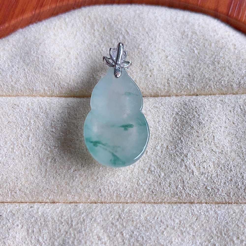 18k金伴钻冰润飘花葫芦翡翠吊坠  寓意“福禄双全，加官进爵，财源滚滚” 莹润通透，抱满大气  清新脱俗    W142.7  整体尺寸：21-10-5.8mm   裸石尺寸：16-10-5.8mm