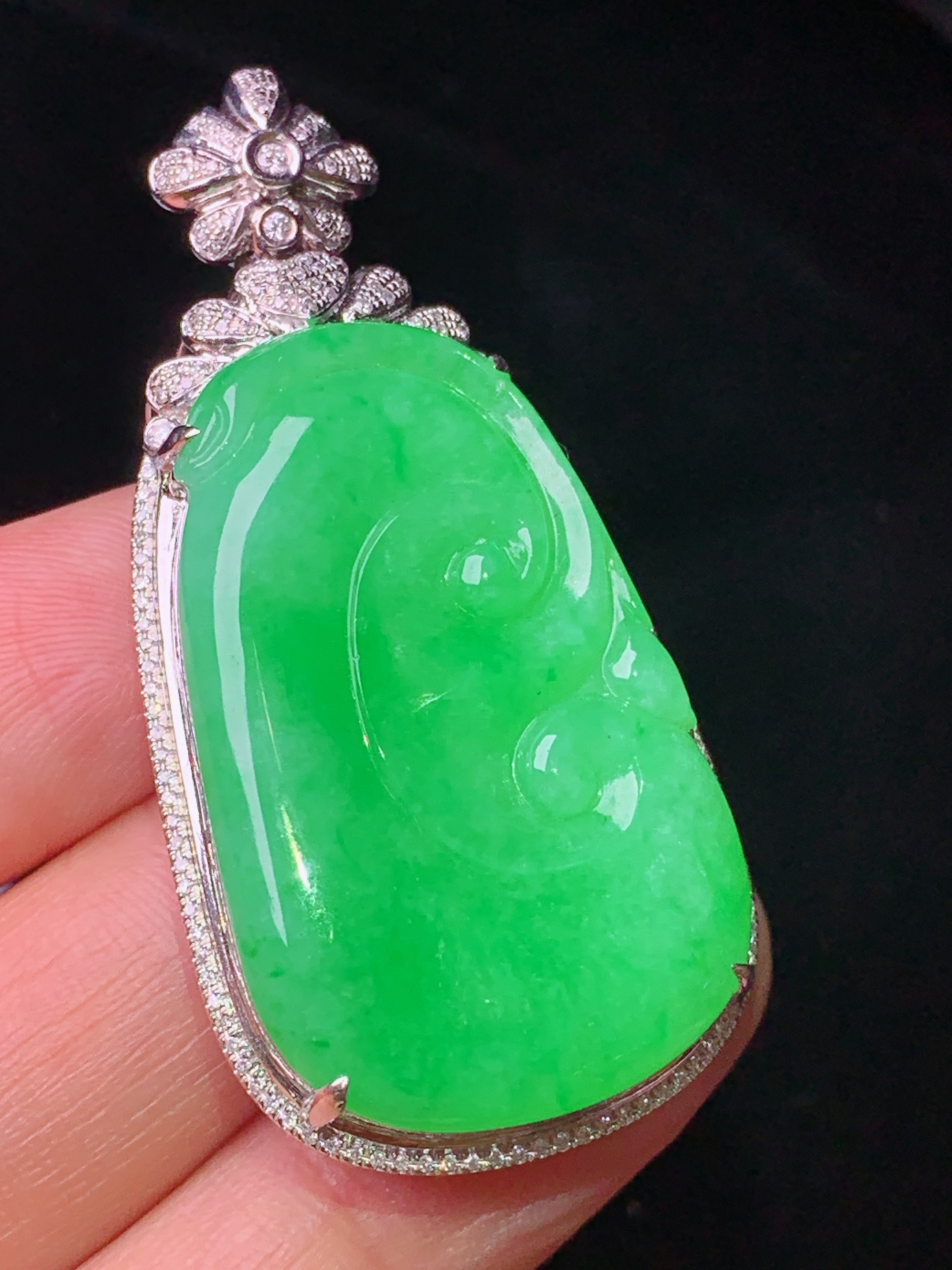 18k金钻镶嵌翠绿如意吊坠 玉质细腻 色泽艳丽清新 水润亮眼 整体尺寸49.2*24*9.2