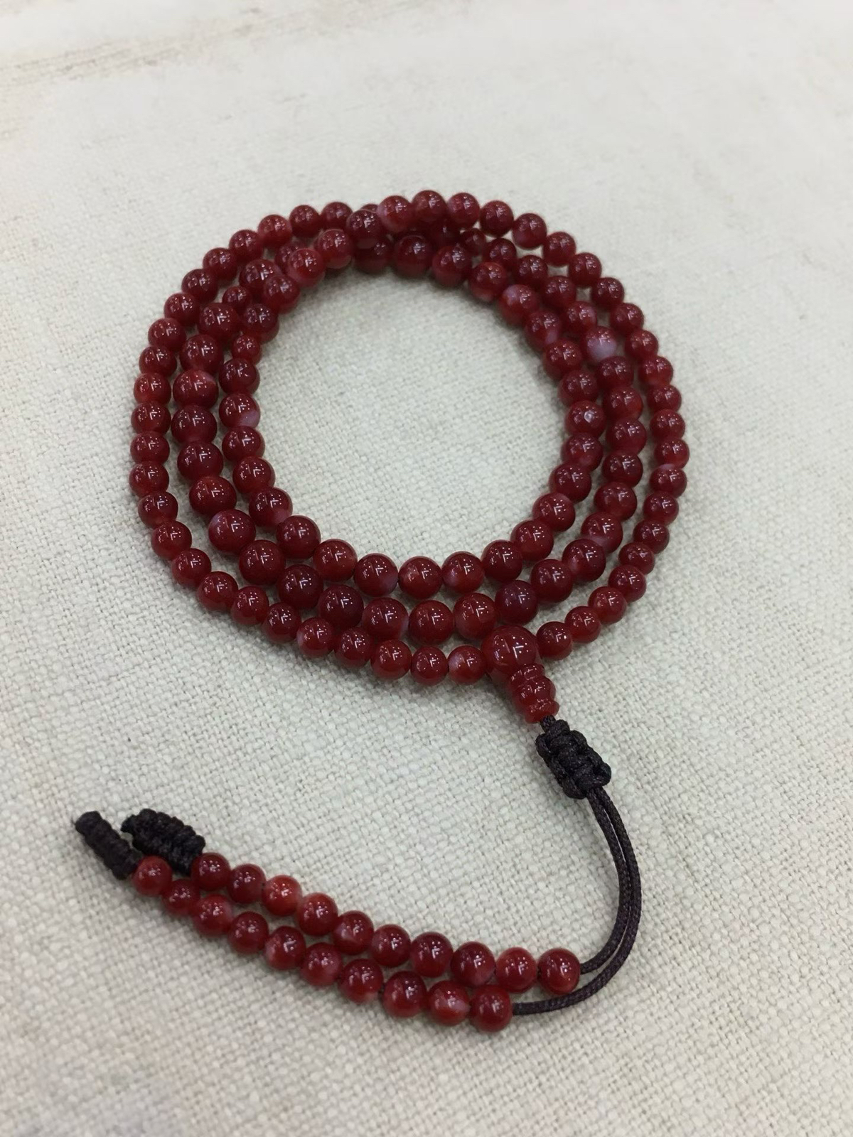 【阿卡赤血牛血红珊瑚108小5mm圆珠手链款】难得高瓷度，整条少白芯的阿卡圆珠。整条赤血牛血红颜色，珠子直径4.9-3.7mm，每颗珠子均为天然的珊瑚，珊瑚自古就为佛教珍宝，深海千年有机宝石！收藏价值高、可传承！重量13.17克！追求品质者的福音！实物漂亮！