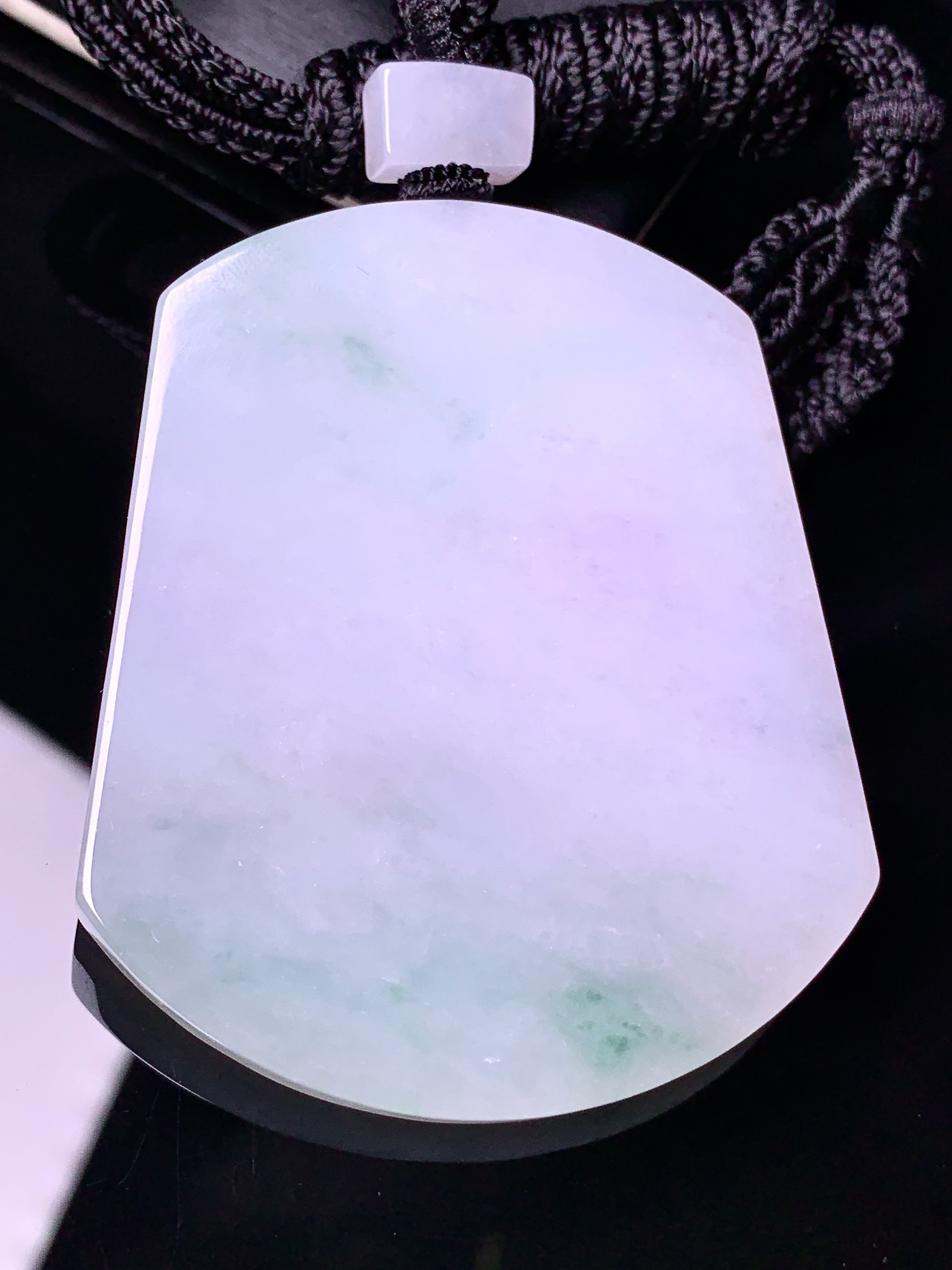 飘绿无事牌吊坠 玉质细腻 色泽艳丽清新 水润亮眼 整体尺寸56*47*5