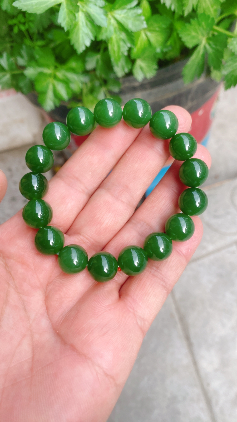 精品手串和田玉阳绿俄罗斯碧手串。单颗尺寸12重45.2克 玉质细腻油润底色纯净脂粉好品质好