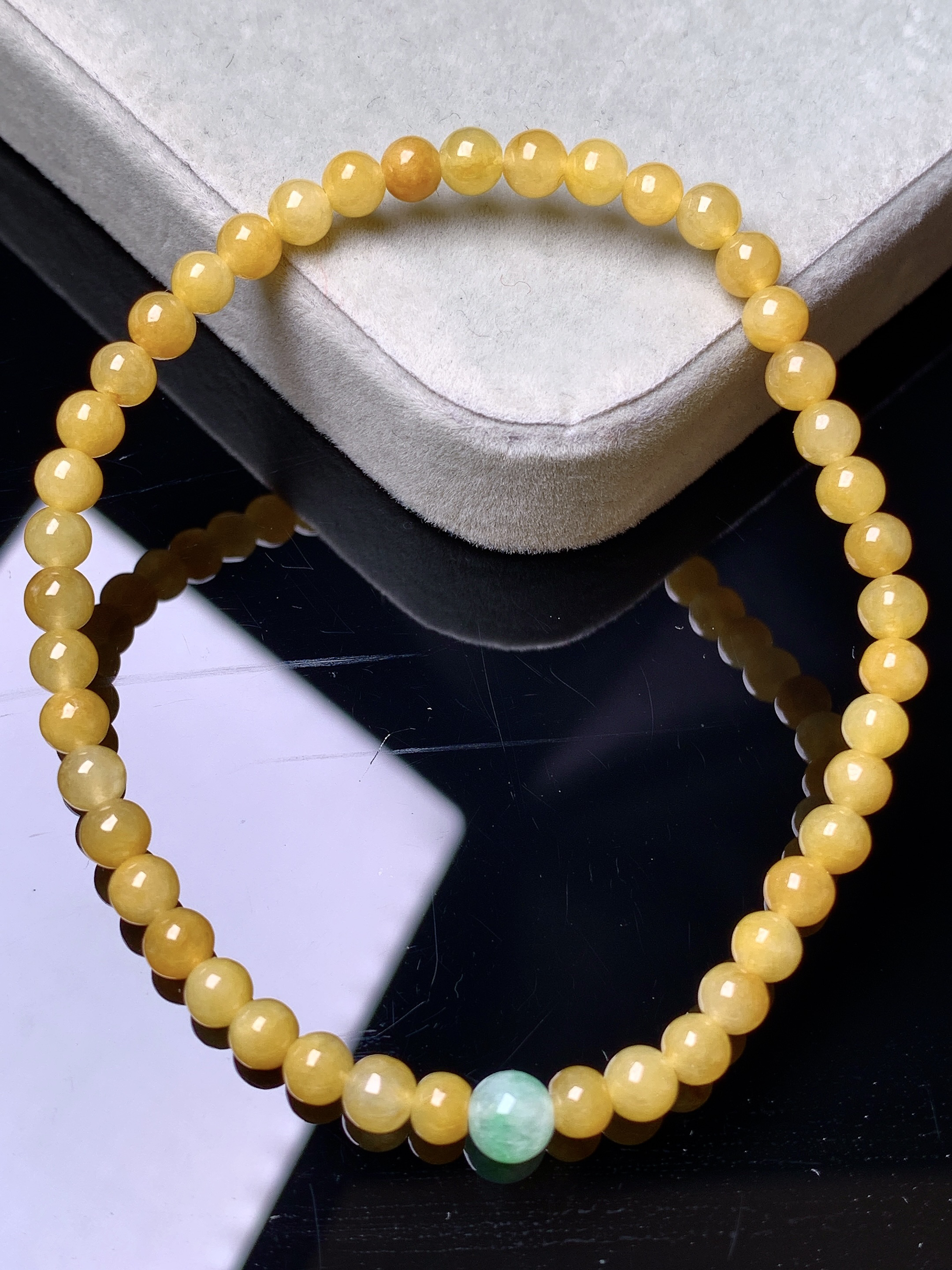 黄翡圆珠手链 玉质细腻 色泽艳丽清新 水润亮眼 整体尺寸4.3