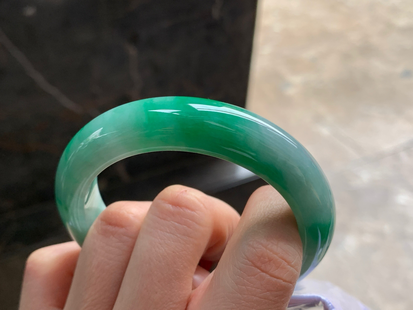 53.5-12.4-9

浓绿色手镯^_^颜色鲜艳 玉质温润