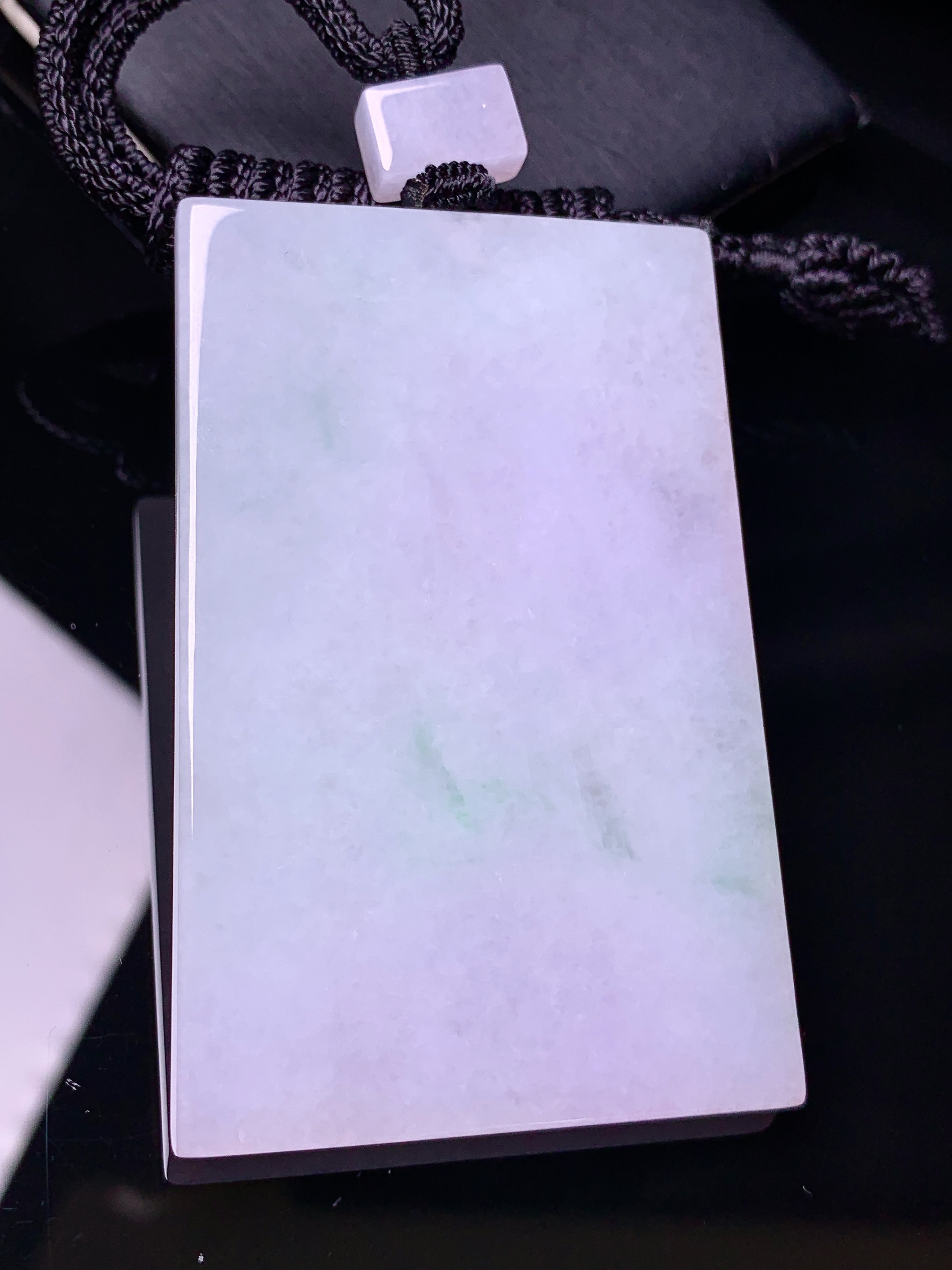 淡紫罗兰飘绿无事牌吊坠 玉质细腻 色泽艳丽清新 水润亮眼 整体尺寸64.5*42*5