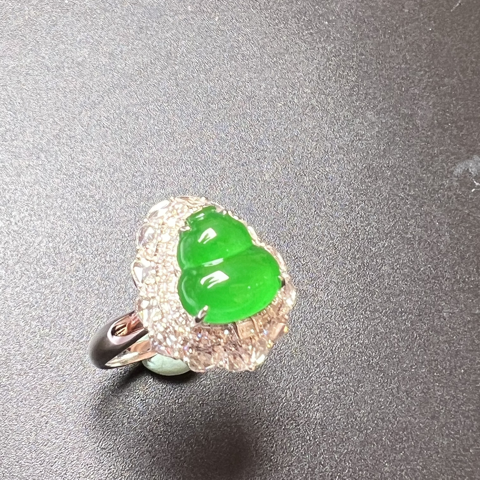 满绿双用款葫芦坠+戒指种老色辣，饱满起光，整体尺寸17.5*15.1*13.1。裸石尺寸10.2*9.5*3.8