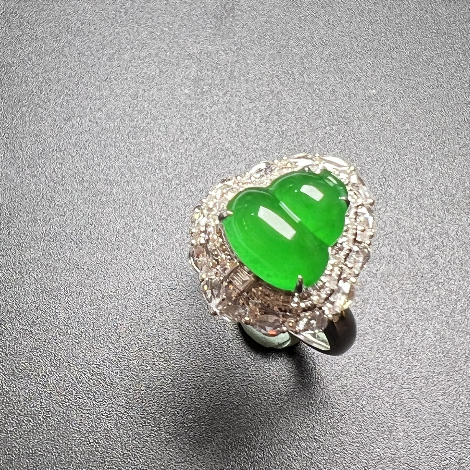 满绿双用款葫芦坠+戒指种老色辣，饱满起光，整体尺寸17.5*15.1*13.1。裸石尺寸10.2*9.5*3.8