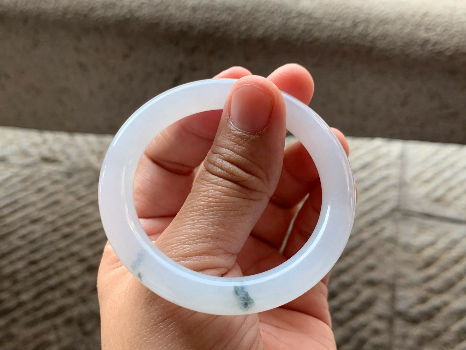 飘花圆条手镯
尺寸50*9*8.8 底子洁白通透，质地细腻，胶润水足，几抹花色灵动，整体清新素雅，轻微细纹！