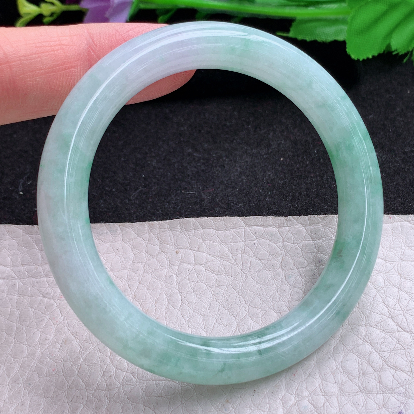 n小圈口52*8.8美人镯 天然缅甸翡翠A货胶感飘花秀气清新圆条玉手环