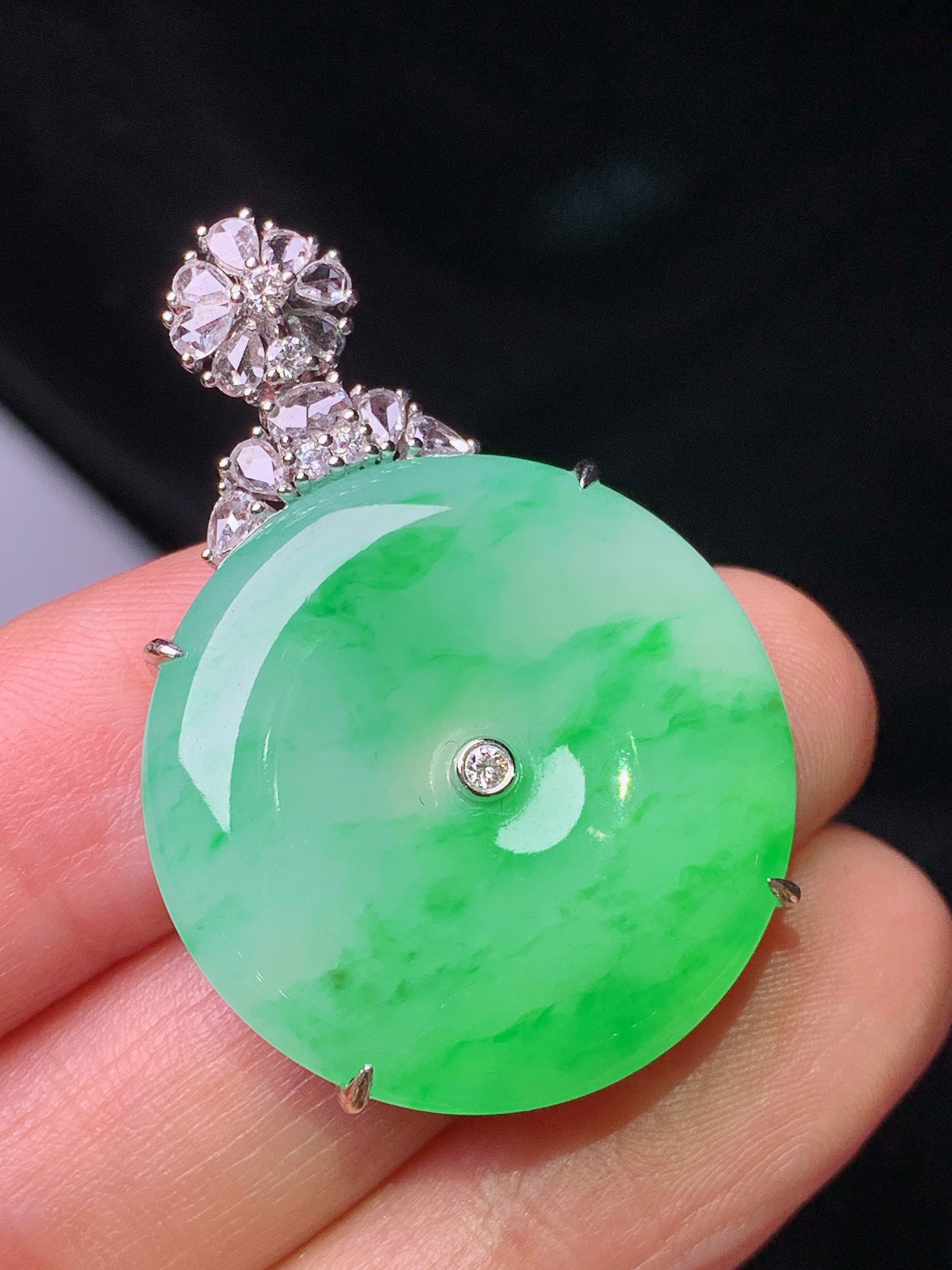 18k金钻镶嵌翠绿平安扣吊坠 玉质细腻 色泽艳丽清新 水润亮眼 整体尺寸37.8*26.2*6.5