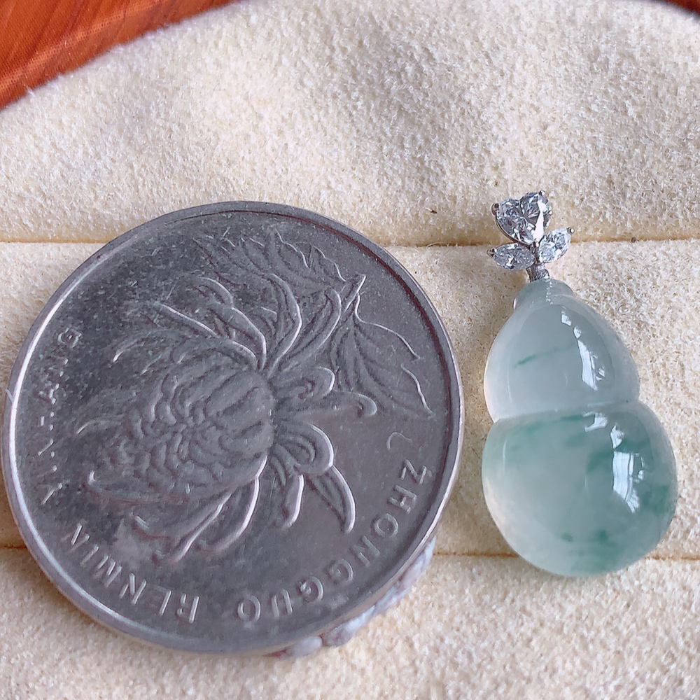 18k金伴钻冰润飘花葫芦翡翠吊坠  寓意“福禄双全，加官进爵，财源滚滚” 莹润通透，抱满大气  清新脱俗    W142.7  整体尺寸：21-10-5.8mm   裸石尺寸：16-10-5.8mm