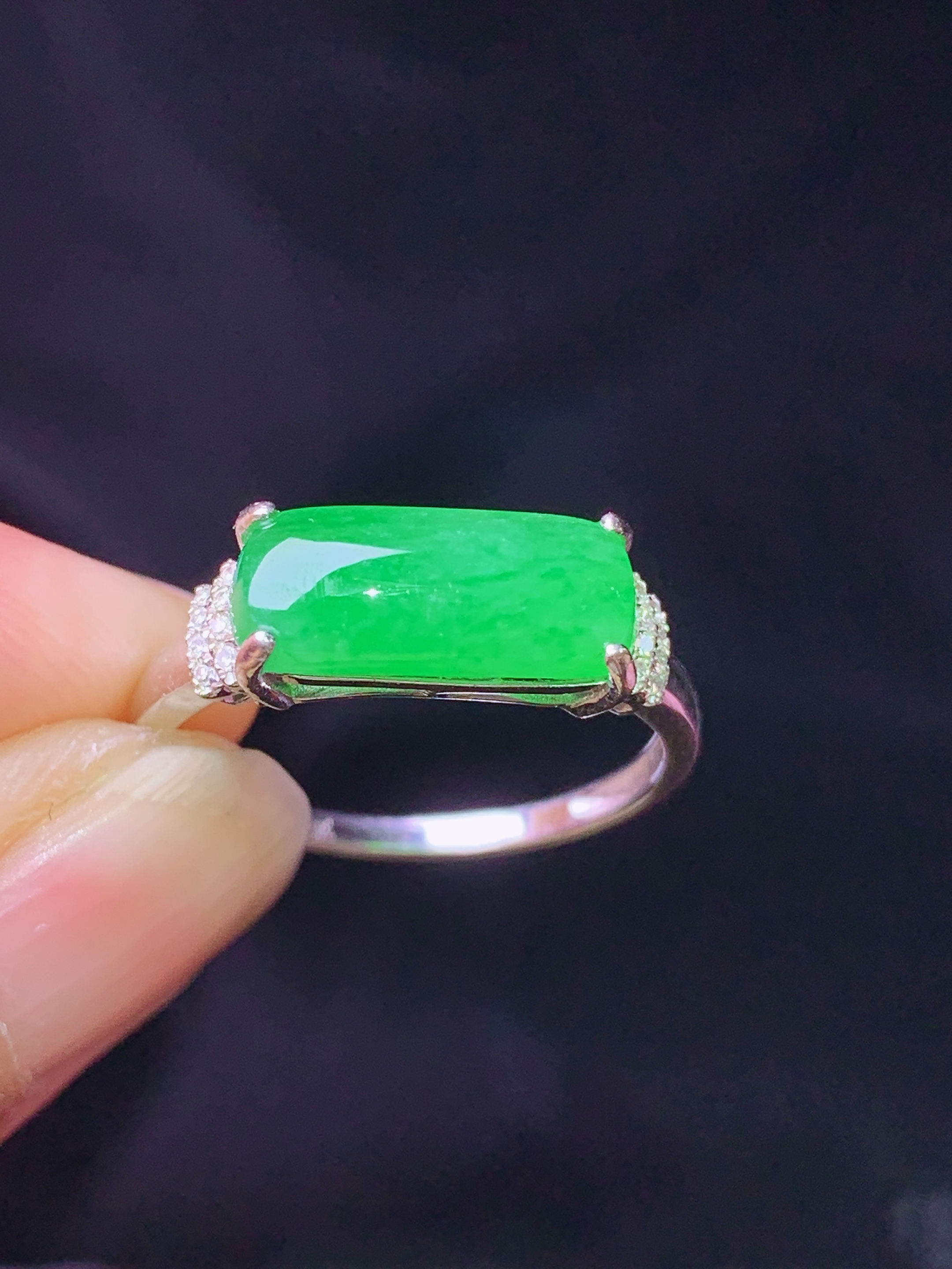 18k金钻镶嵌满绿玉柱戒指  玉质细腻 色泽艳丽清新 水润亮眼 圈口14.5 整体尺寸12.6*5.3*3.5