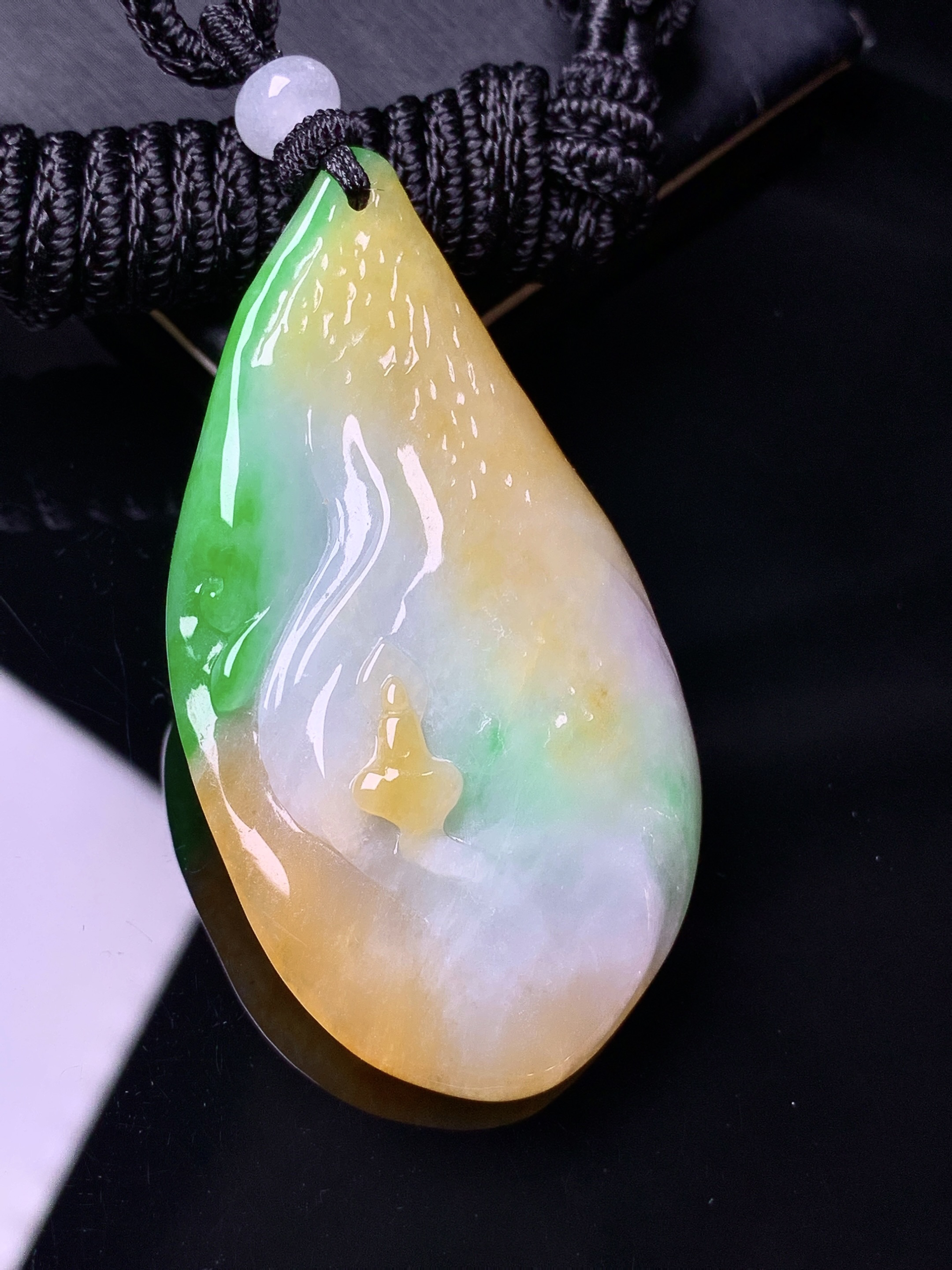 飘黄绿翡悟道吊坠 玉质细腻 色泽艳丽清新 水润亮眼 整体尺寸57.8*30.5*9.3