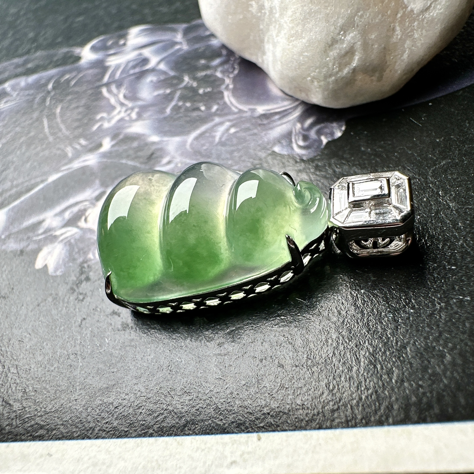 【冰种飘绿福豆吊坠】种地上乘，冰感十足，通透起光，饱满圆润，18k金钻镶嵌，裸石尺寸21.7*15.1*7.6毫米