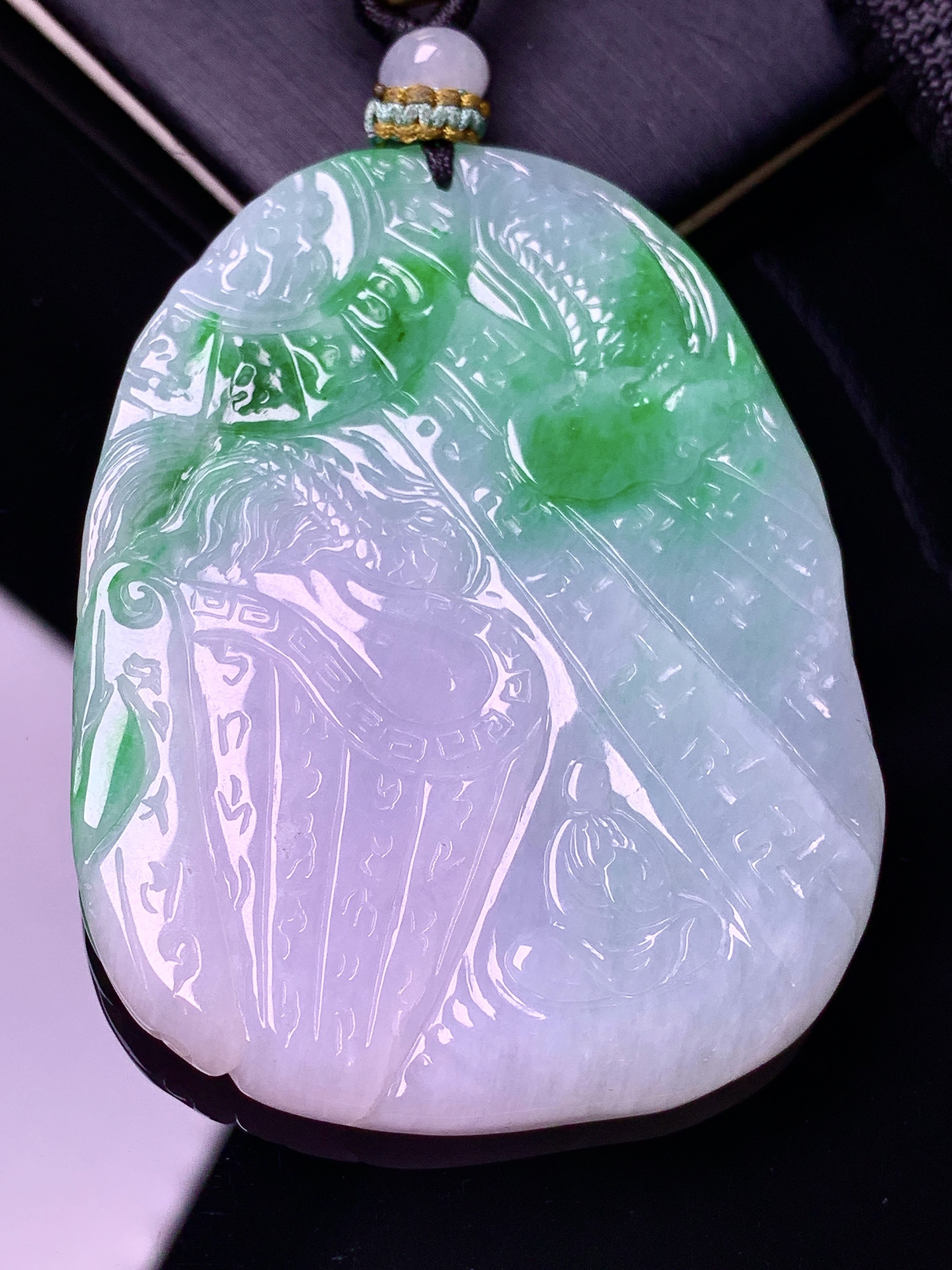 飘绿乘龙观音菩萨吊坠 玉质细腻 色泽艳丽清新 水润亮眼 整体尺寸57.8*44.5*6.2