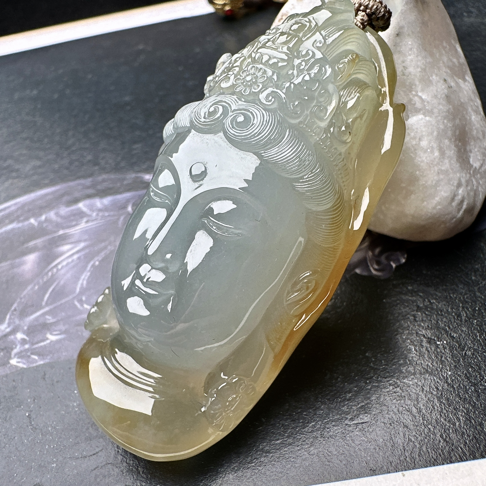 【冰黄立体观音佛头】种水很不错，冰感明显，俏色漂亮，面部纯净，大件厚装，可以收藏的品质。