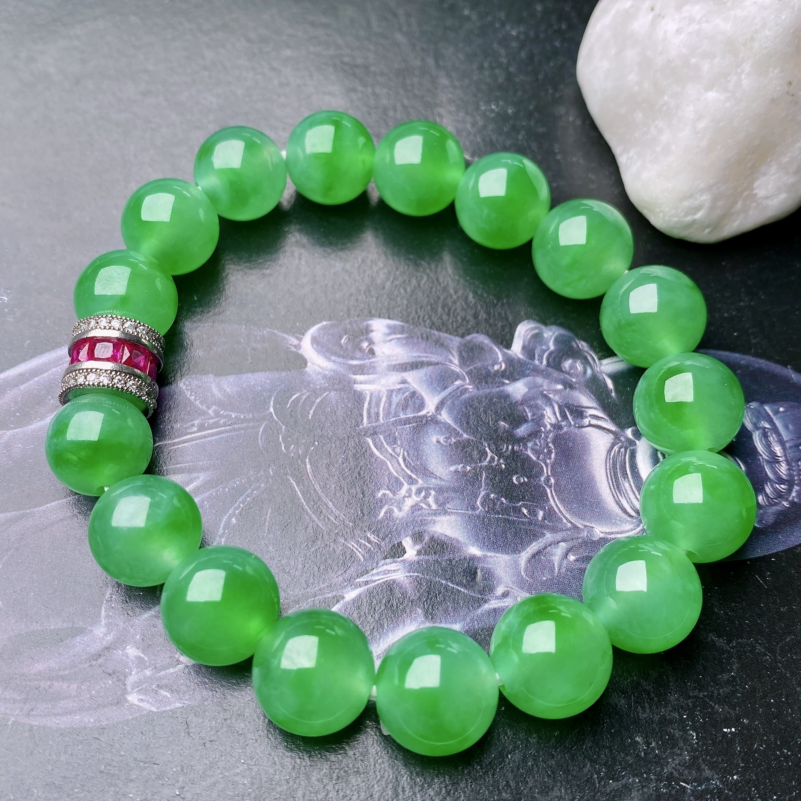 【冰种满绿圆珠手串】冰感十足，通透闪亮，颜色很艳丽，收藏品质，推荐入手。直径11.2-12之间