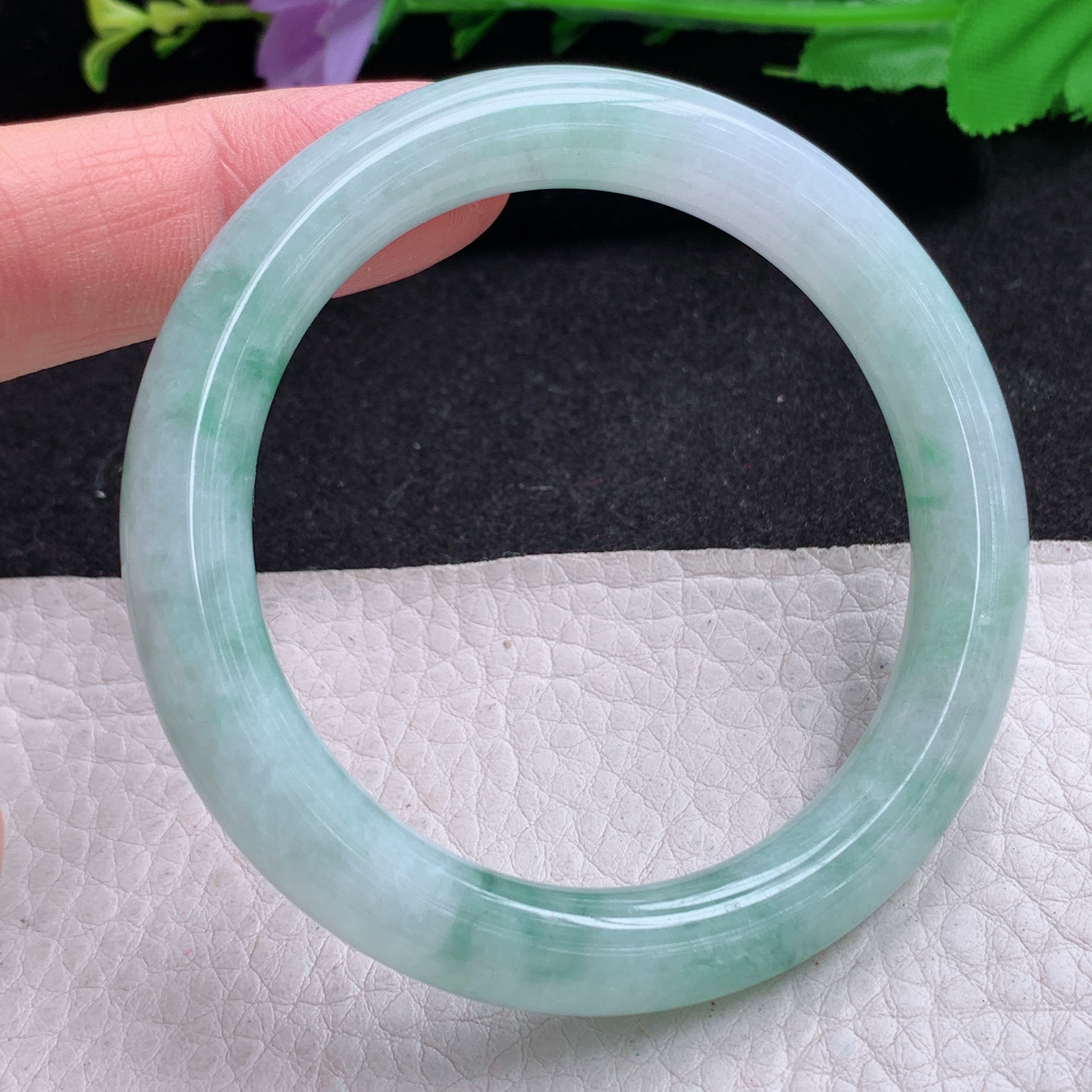 n小圈口52*8.8美人镯 天然缅甸翡翠A货胶感飘花秀气清新圆条玉手环