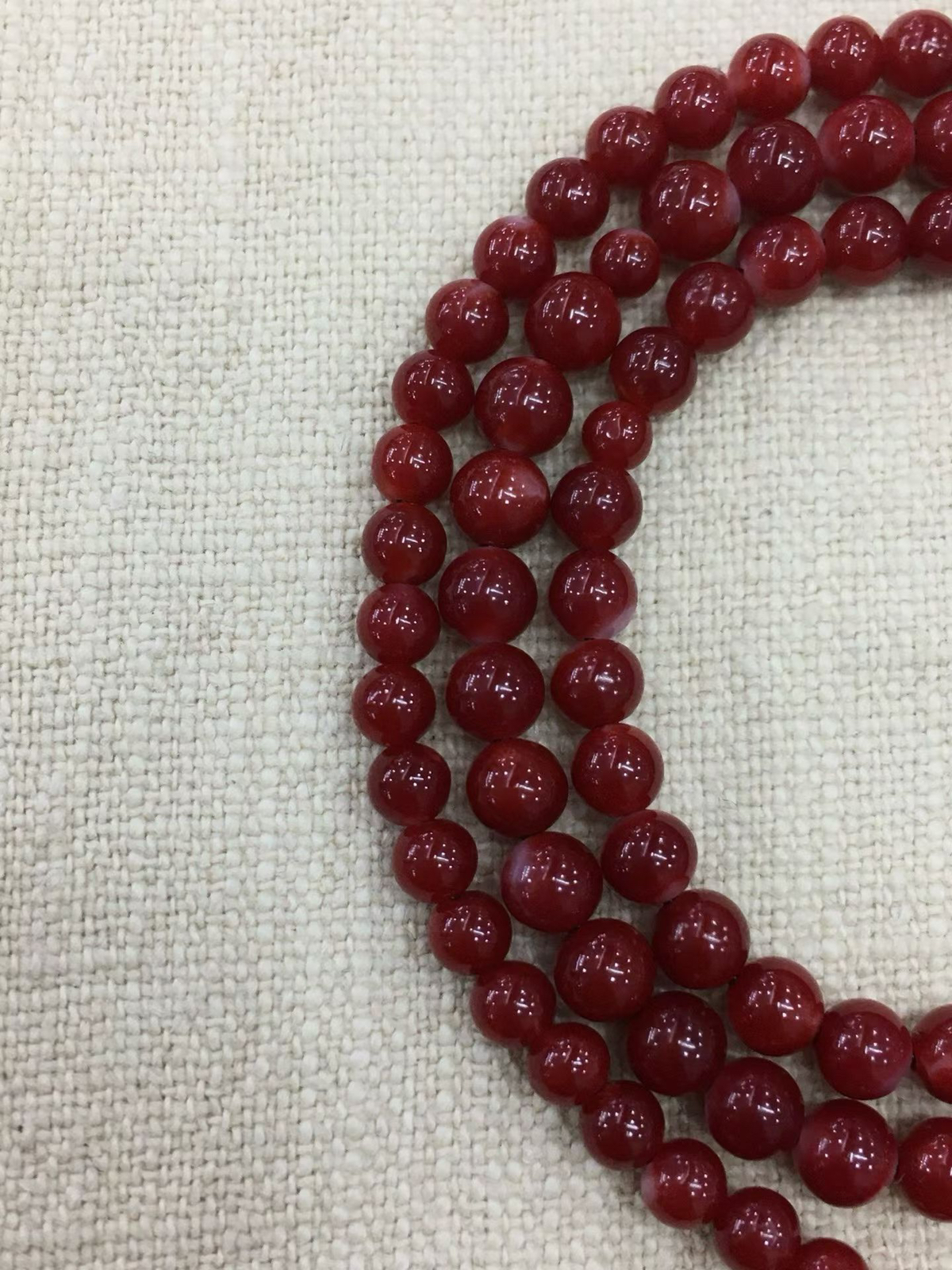 【阿卡赤血牛血红珊瑚108小5mm圆珠手链款】难得高瓷度，整条少白芯的阿卡圆珠。整条赤血牛血红颜色，珠子直径4.9-3.7mm，每颗珠子均为天然的珊瑚，珊瑚自古就为佛教珍宝，深海千年有机宝石！收藏价值高、可传承！重量13.17克！追求品质者的福音！实物漂亮！