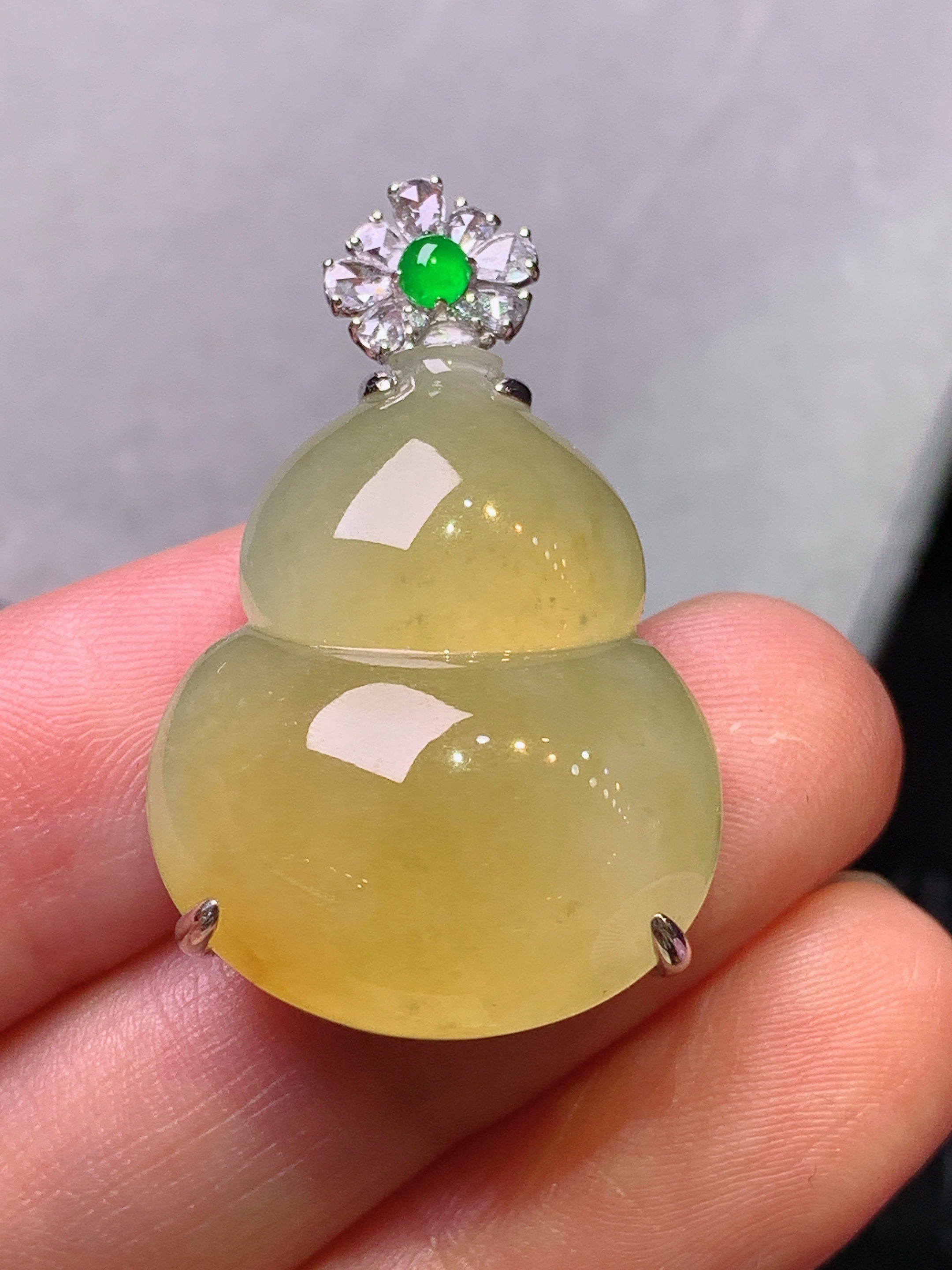 18k金钻镶嵌黄翡葫芦吊坠 玉质细腻 色泽艳丽清新 水润亮眼 整体尺寸33.2*21*18.2