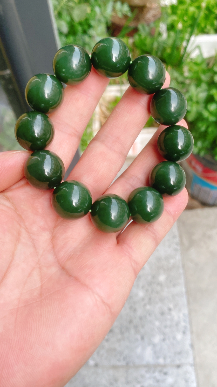 收藏品和田玉冰底菠菜绿俄罗斯碧手串。单颗尺寸18重110.2克 无界无杂玉质细腻油润底色纯净脂粉好品质好