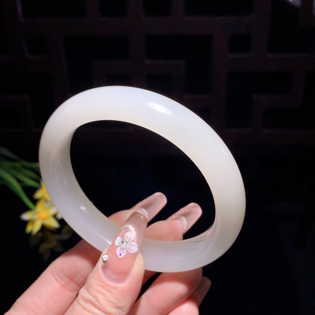 收藏款，和田玉59圈口羊脂白手镯！玉质细腻油润 底色纯净 无裂无杂 脂粉好，品质好！
