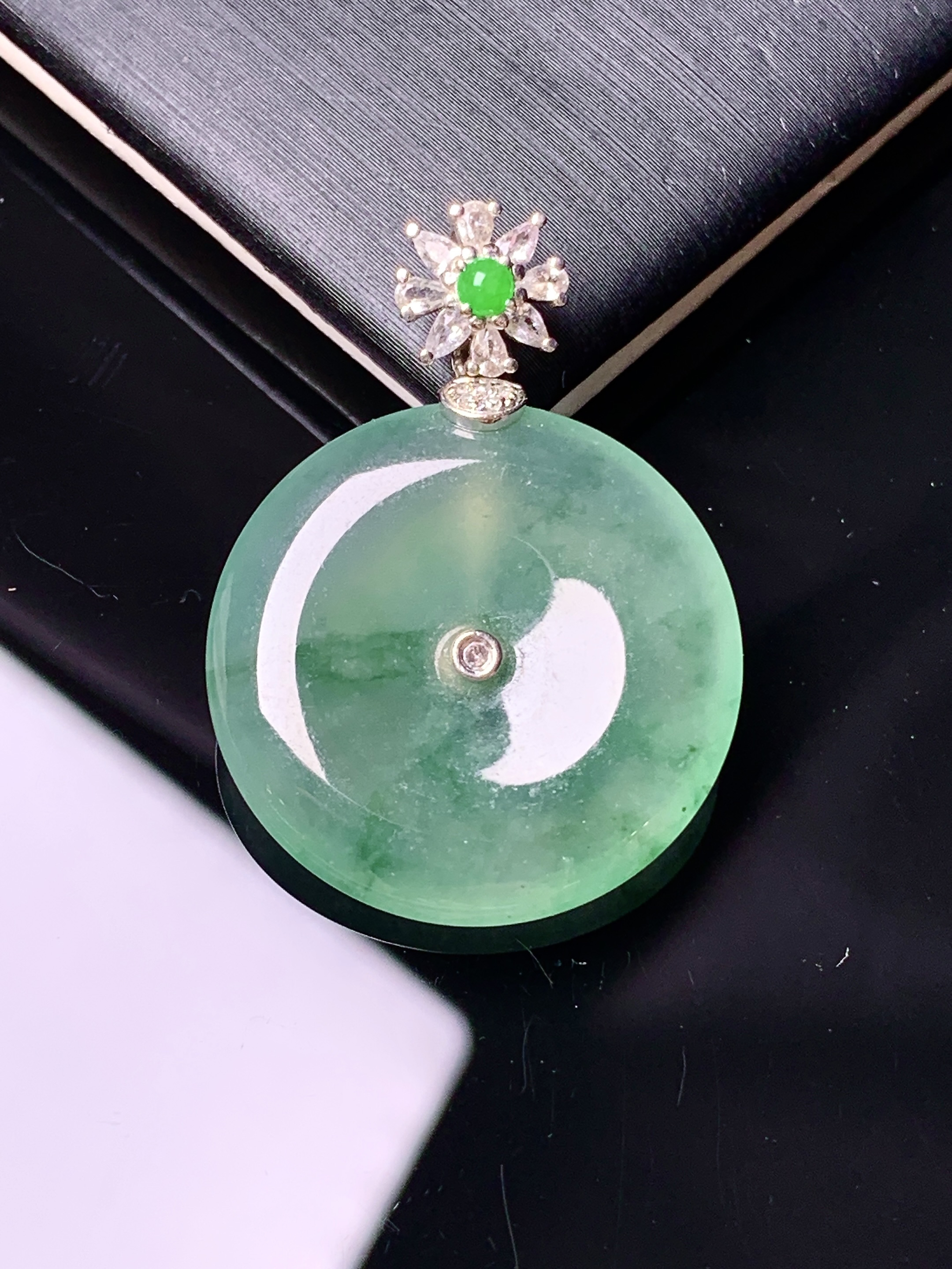 18k金钻镶嵌冰种飘绿平安扣吊坠 玉质细腻 色泽艳丽清新 水润亮眼 整体尺寸31.5*22.8*4.2