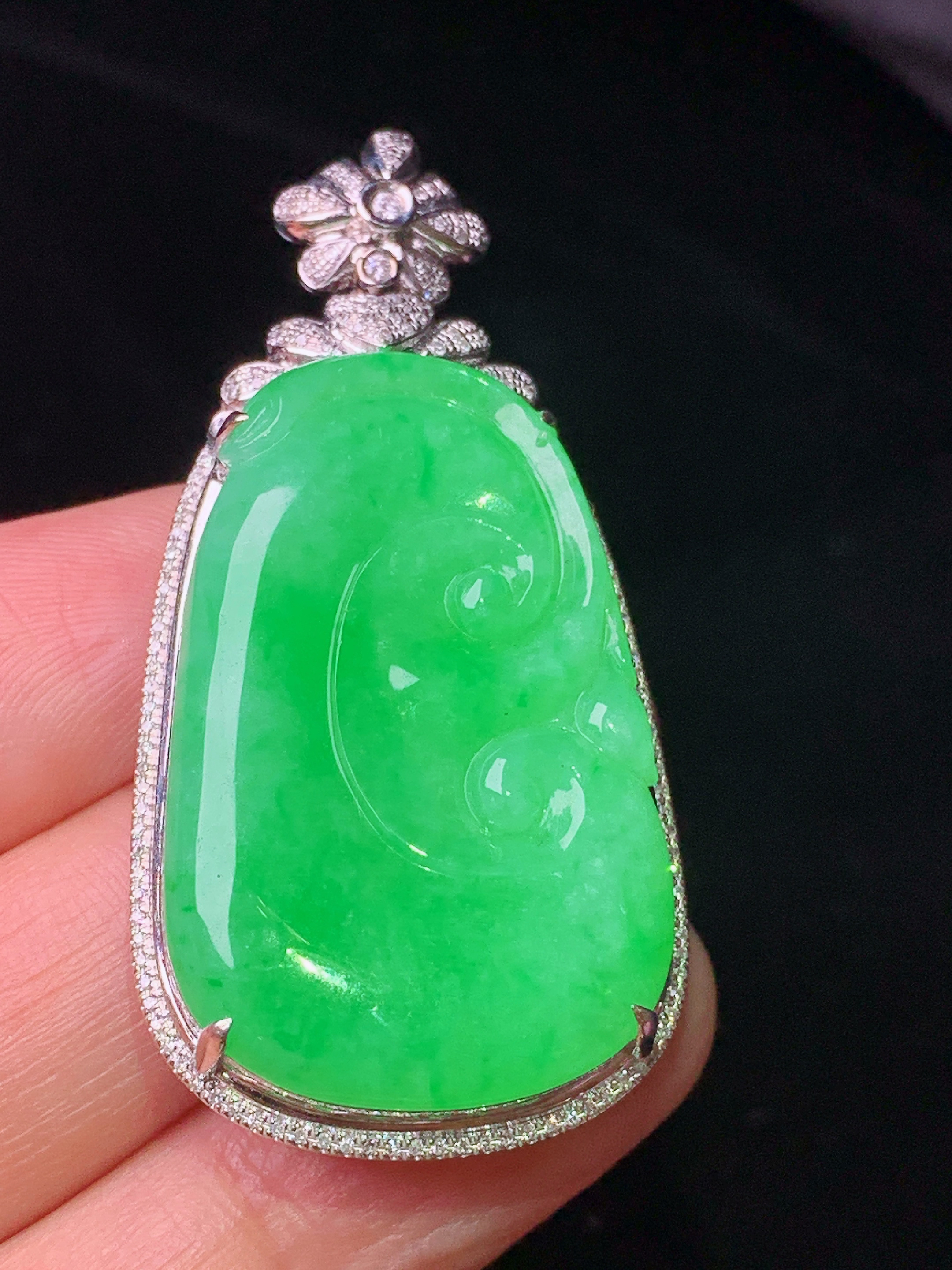 18k金钻镶嵌翠绿如意吊坠 玉质细腻 色泽艳丽清新 水润亮眼 整体尺寸49.2*24*9.2