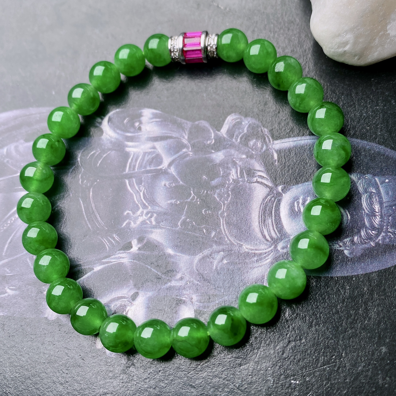 【冰种满绿圆珠手串】冰感十足，通透闪亮，颜色很艳丽，收藏品质，推荐入手。直径6.5之间