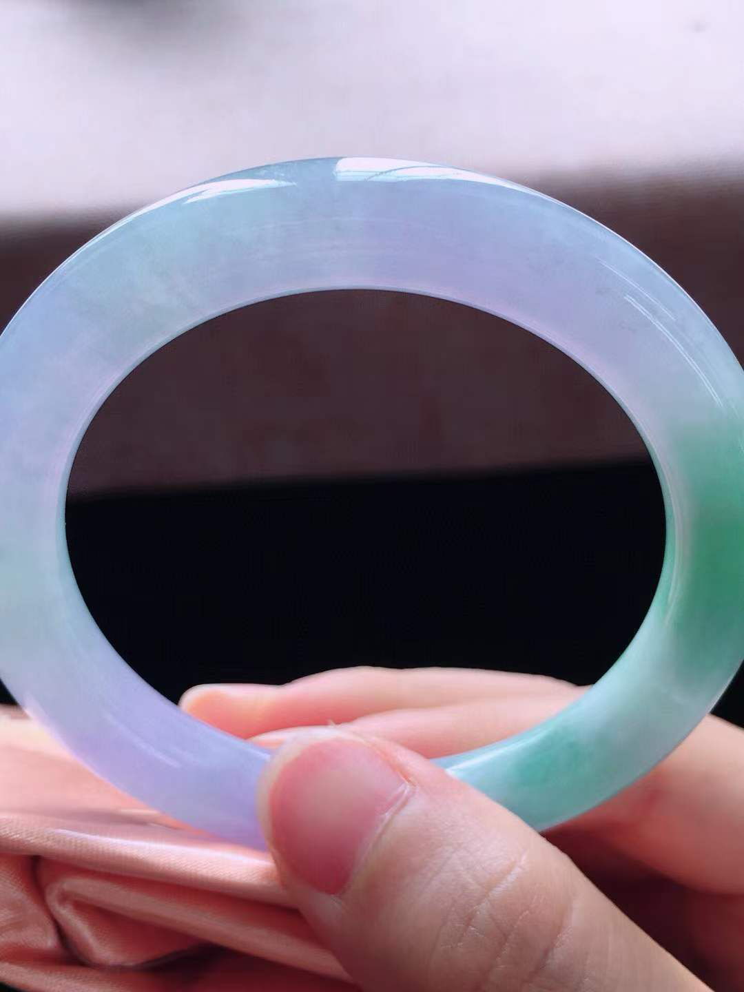 【翡翠名称】老种冰春彩52圈口圆条手镯
【翡翠尺寸】52*9.3*9mm适合51-53正圈口佩戴
【翡翠描述】宝贝种老水足，玉质细腻，色泽靓丽，性价比高，佩戴效果好！
【其它赠送】权威证书/精美挂绳盒子/支持全国复检