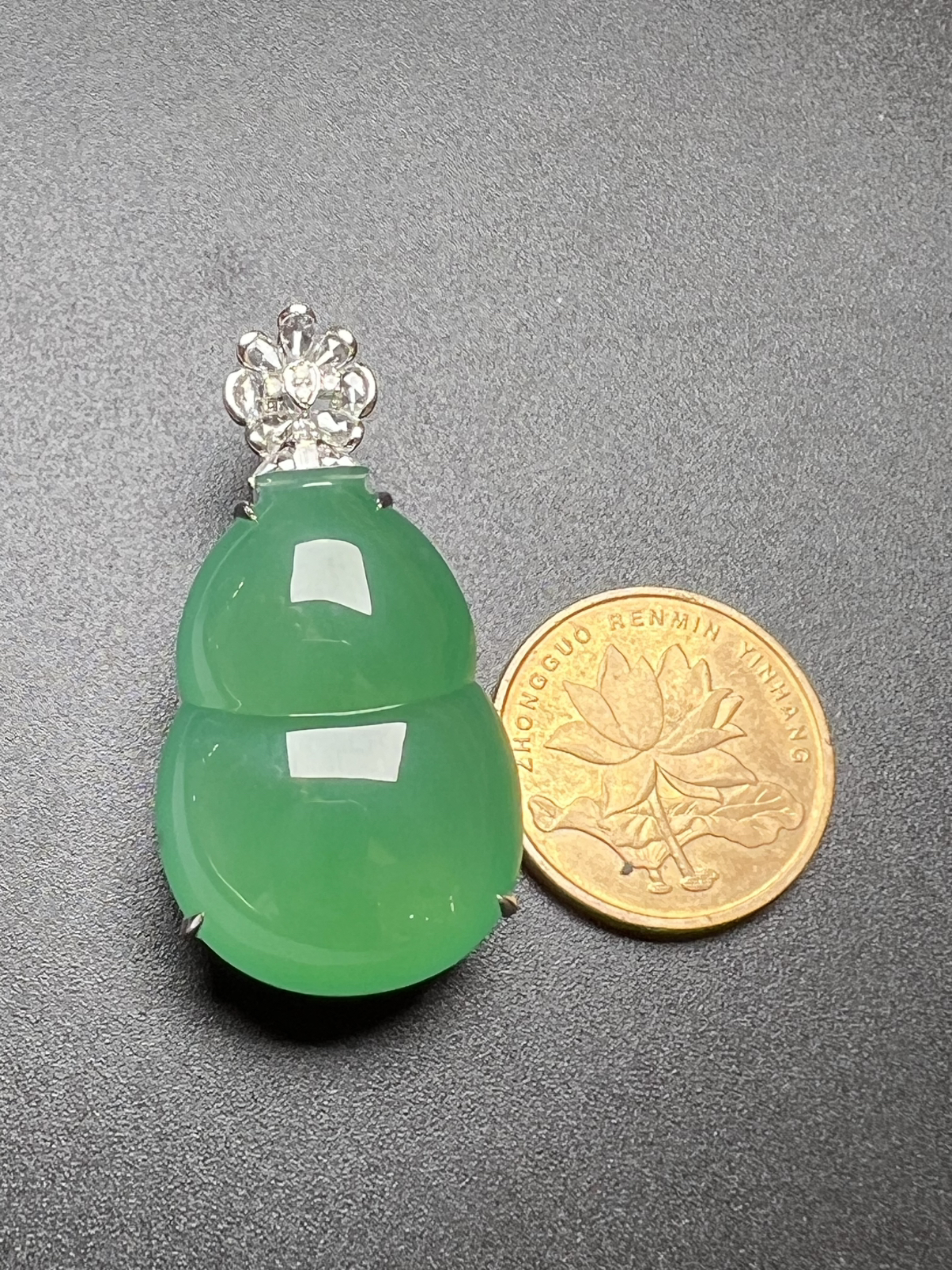 满色葫芦料子细，饱满大个，质量杠杠滴，整体尺寸38.3*19.5*12.9 裸石尺寸28.5*19.5*8.2