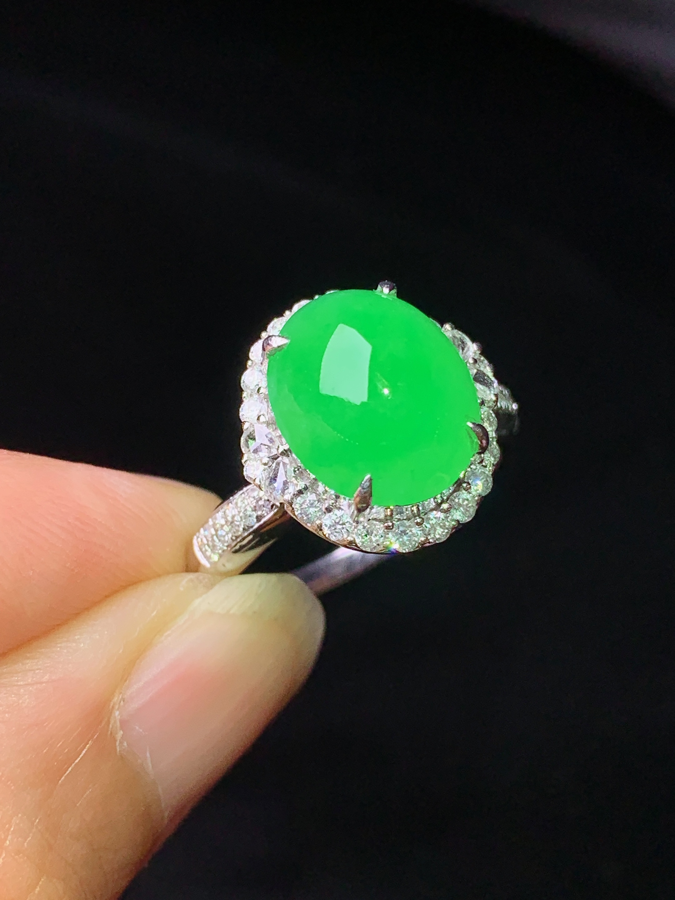 18k金钻镶嵌翠绿蛋面戒指 玉质细腻 色泽艳丽清新 水润亮眼 圈口14 整体尺寸13.8*13.2*11