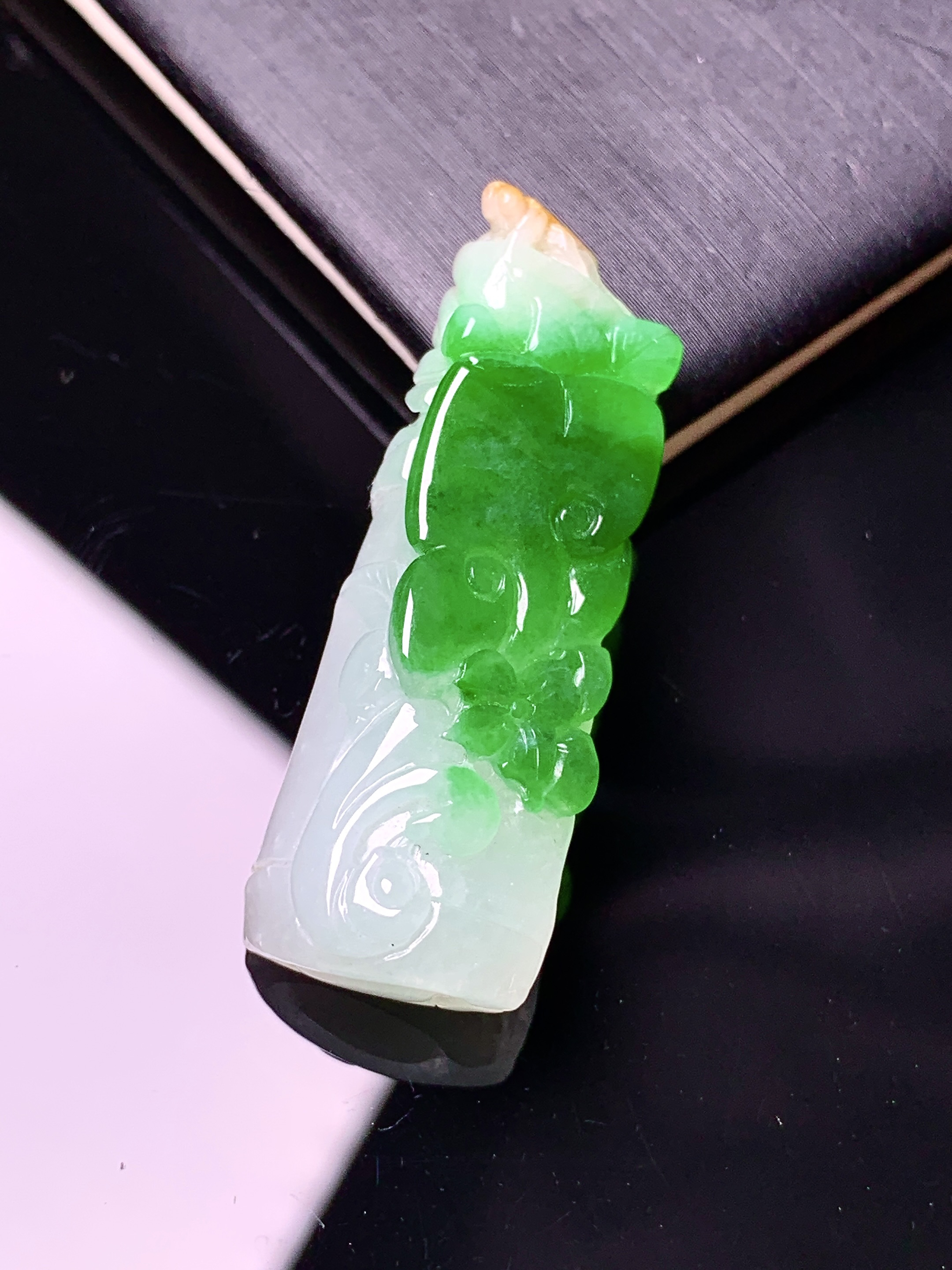 飘绿竹节吊坠 玉质细腻 色泽艳丽清新 水润亮眼 整体尺寸37.5*14*10