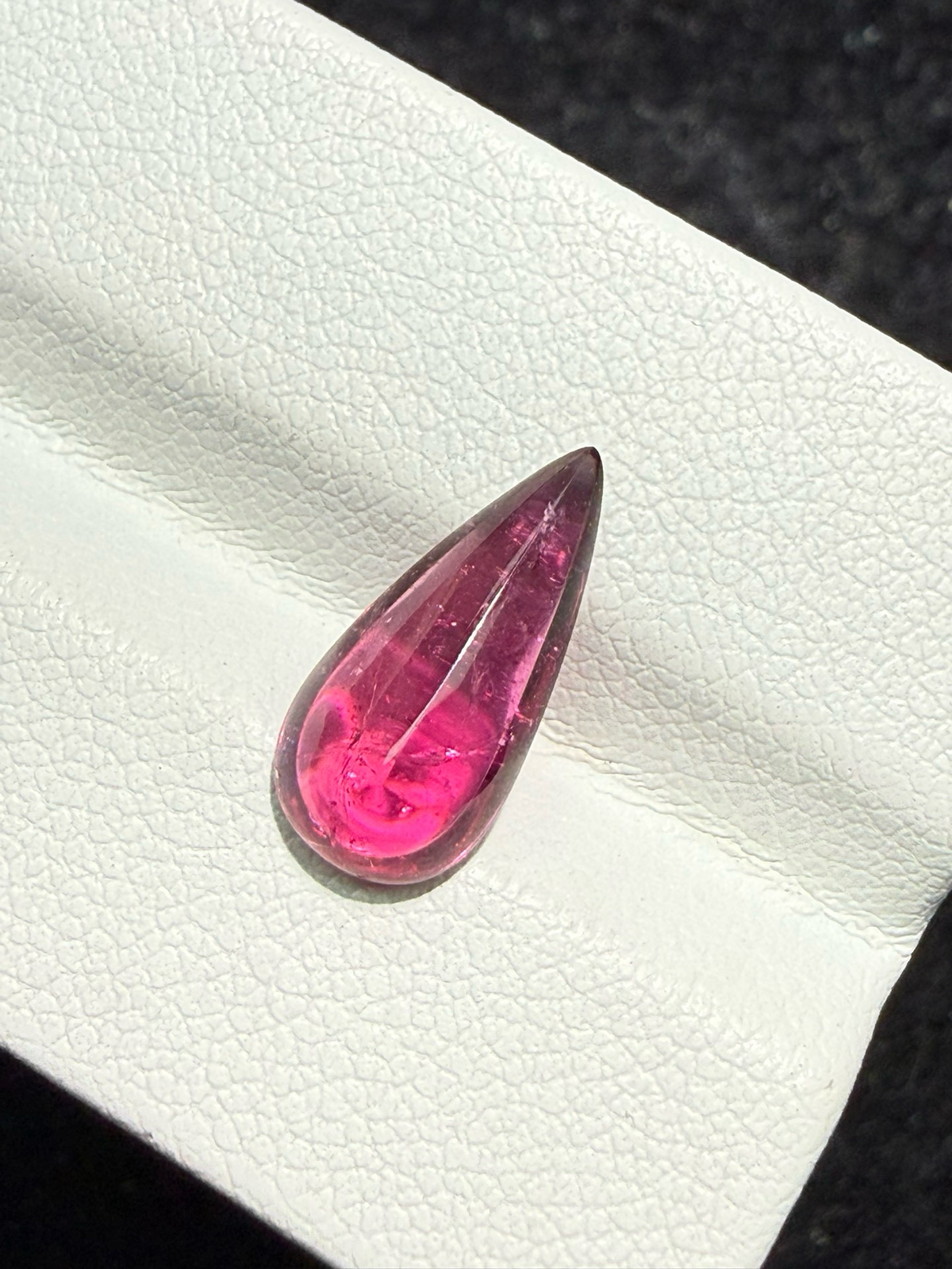 2.49ct天然卢比来碧玺裸石，尺寸13.7*6.6*4.5 毫米，晶体微棉，颜色美艳