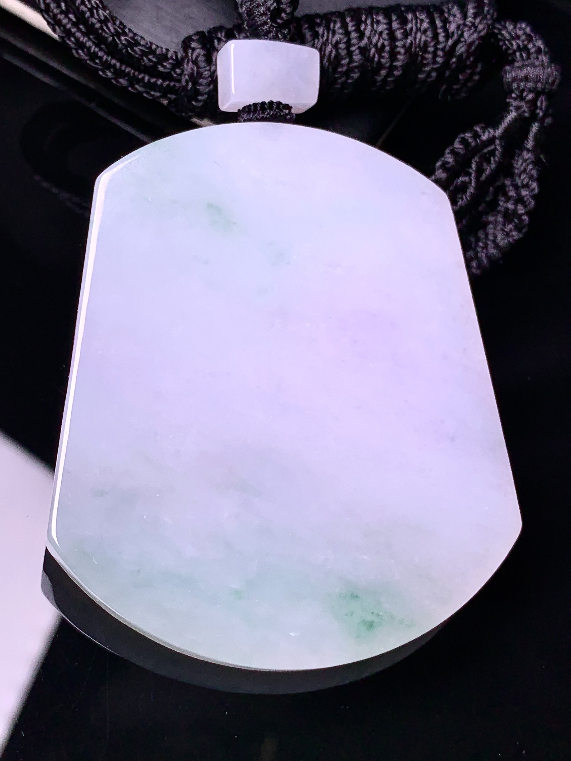 飘绿无事牌吊坠 玉质细腻 色泽艳丽清新 水润亮眼 整体尺寸56*47*5