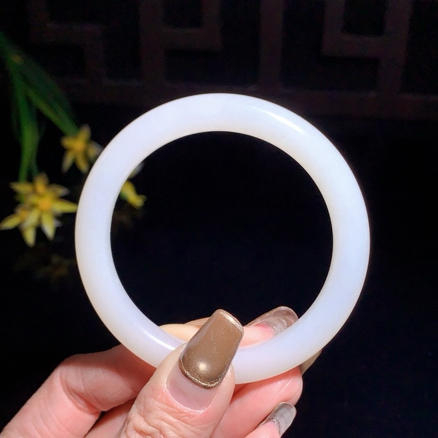 和田玉56.5圈口羊脂白手镯！圈口56.5宽8.5玉质细腻油润 底色纯净 无裂无杂 脂粉好，品质好！