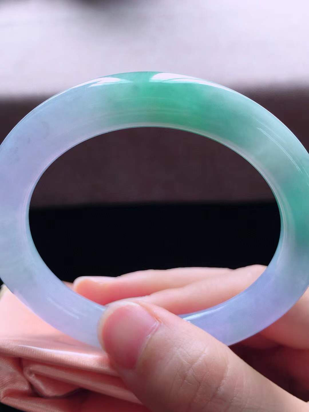 【翡翠名称】老种冰春彩52圈口圆条手镯
【翡翠尺寸】52*9.3*9mm适合51-53正圈口佩戴
【翡翠描述】宝贝种老水足，玉质细腻，色泽靓丽，性价比高，佩戴效果好！
【其它赠送】权威证书/精美挂绳盒子/支持全国复检