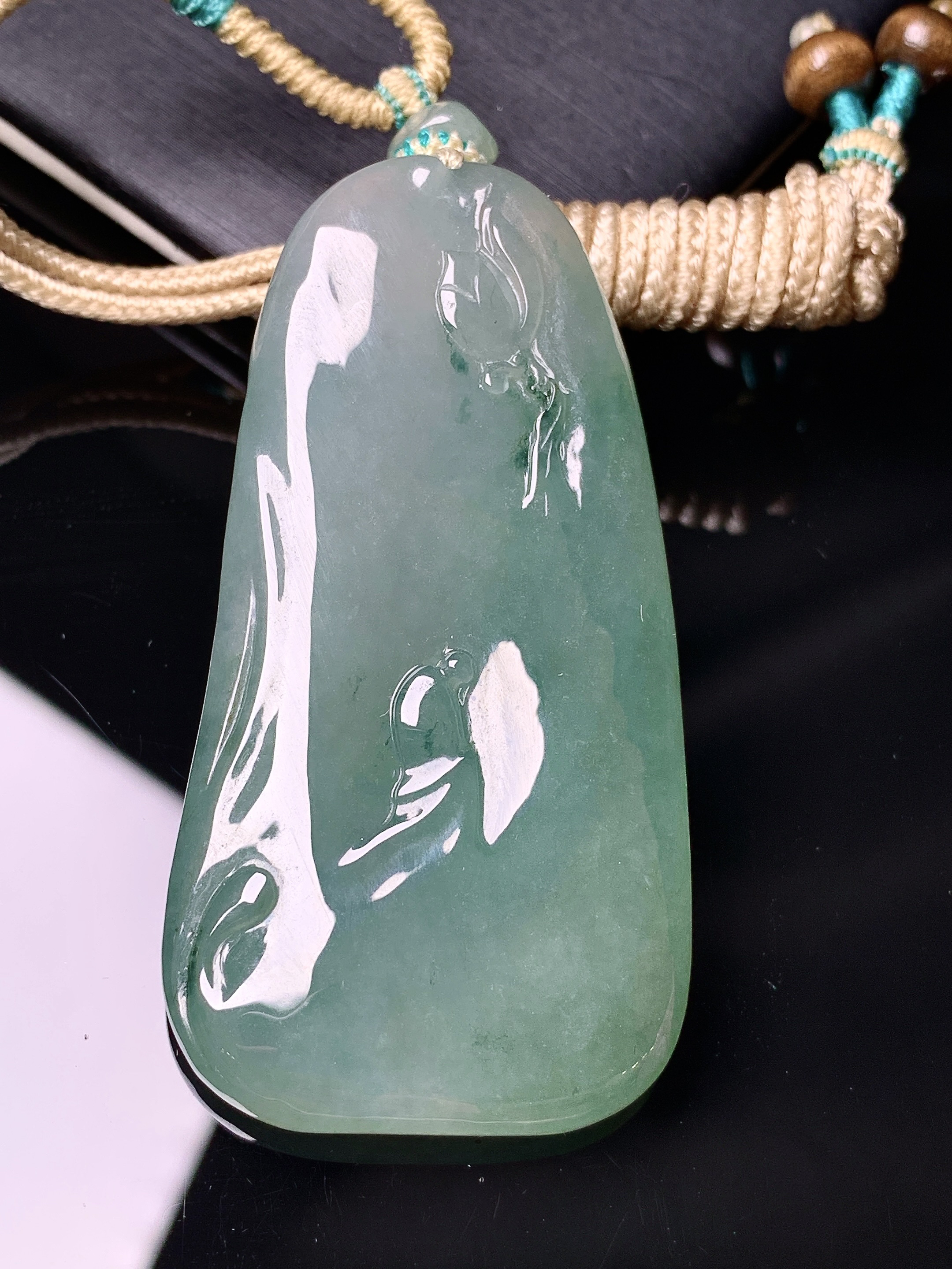 飘绿悟道吊坠 玉质细腻 色泽艳丽清新 水润亮眼 整体尺寸56.6*29.2*5.6